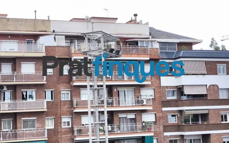 ¡Descubre tu nuevo hogar! Este encantador piso de 90 m² construidos (75 m² útiles) te ofrece la combinación perfecta de confort, espacio y una ubicación inmejorable. Situado en una cuarta planta con ascensor, destaca por su excelente distribución y su fantástica orientación oeste, ideal para disfrutar del sol de tarde. Características principales Zona de día: Salón-comedor de 16 m² con acceso directo a un agradable balcón de 8 m². Cocina independiente: Tipo office, muy espaciosa (14 m²) y con salida directa a galería/lavadero. Dormitorios: 3 habitaciones en total. Una suite principal de 12 m² y dos habitaciones individuales amplias. Baños: 1 baño completo de 4 piezas con bañera y 1 práctico aseo de cortesía. Climatización: Calefacción por radiadores de gas natural y aire acondicionado (splits) para un confort total todo el año. Ubicación y conectividad El inmueble se encuentra en una zona totalmente consolidada y excelentemente comunicada: A 8 minutos a pie de la parada de metro L9 (Cèntric). A 2 minutos de la parada de autobús Plaça Pau Casals (múltiples líneas). Servicios a pie de calle: Rodeado de comercios locales, restauración, colegios y entidades financieras. Condiciones y servicios de Pratfinques En Pratfinques te acompañamos en todo el proceso. Nos encargamos de todos los trámites de la compraventa: obtención de la financiación hipotecaria, liquidación de impuestos e inscripción registral. Sin honorarios de agencia para el comprador: Están totalmente incluidos en el precio de venta publicado. El precio de venta no incluye los impuestos ni tasas correspondientes a la parte compradora (ITP / AJD). La plusvalía municipal corre a cargo de la parte vendedora.