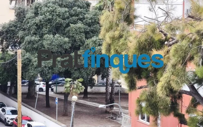 ¡Descubre tu nuevo hogar! Este encantador piso de 90 m² construidos (75 m² útiles) te ofrece la combinación perfecta de confort, espacio y una ubicación inmejorable. Situado en una cuarta planta con ascensor, destaca por su excelente distribución y su fantástica orientación oeste, ideal para disfrutar del sol de tarde. Características principales Zona de día: Salón-comedor de 16 m² con acceso directo a un agradable balcón de 8 m². Cocina independiente: Tipo office, muy espaciosa (14 m²) y con salida directa a galería/lavadero. Dormitorios: 3 habitaciones en total. Una suite principal de 12 m² y dos habitaciones individuales amplias. Baños: 1 baño completo de 4 piezas con bañera y 1 práctico aseo de cortesía. Climatización: Calefacción por radiadores de gas natural y aire acondicionado (splits) para un confort total todo el año. Ubicación y conectividad El inmueble se encuentra en una zona totalmente consolidada y excelentemente comunicada: A 8 minutos a pie de la parada de metro L9 (Cèntric). A 2 minutos de la parada de autobús Plaça Pau Casals (múltiples líneas). Servicios a pie de calle: Rodeado de comercios locales, restauración, colegios y entidades financieras. Condiciones y servicios de Pratfinques En Pratfinques te acompañamos en todo el proceso. Nos encargamos de todos los trámites de la compraventa: obtención de la financiación hipotecaria, liquidación de impuestos e inscripción registral. Sin honorarios de agencia para el comprador: Están totalmente incluidos en el precio de venta publicado. El precio de venta no incluye los impuestos ni tasas correspondientes a la parte compradora (ITP / AJD). La plusvalía municipal corre a cargo de la parte vendedora.