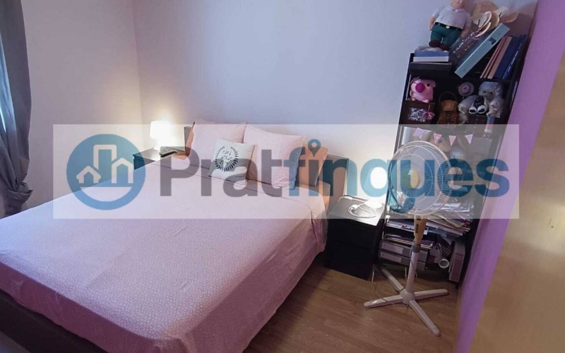¡Descubre este exclusivo ático en el corazón del Casco Antiguo de El Prat de Llobregat! Situado en una primera planta real sin ascensor y en una comunidad íntima de solo dos vecinos, este inmueble ofrece una experiencia de vida única. Totalmente reformado, cuenta con dos amplias habitaciones (una de ellas con vestidor) y una cocina independiente tipo office que hará las delicias de los amantes de la gastronomía.   El salón-comedor es un espacio acogedor con una estufa de leña y aire acondicionado por split, perfecto para todas las estaciones del año. Desde aquí, accedes directamente a una maravillosa terraza de 14m², ideal para disfrutar de momentos al aire libre. El baño, espacioso y moderno, está equipado con un plato de ducha de resina antideslizante, garantizando confort y seguridad, además bañado por luz natural, gracias a su claraboya espaciosa y bien orientada.   Con una superficie construida de 86m² y 78m² útiles, este ático también incluye una boardilla de 37m² con lavabo, lista para ser terminada según tus necesidades. Además, dispone de armarios empotrados y un trastero para mayor comodidad. La calefacción es eléctrica mediante bomba de frío/calor, asegurando un ambiente agradable durante todo el año.   Ubicado en una zona inmejorable, este ático te coloca en el epicentro de todos los servicios que ofrece El Prat de Llobregat. No pierdas la oportunidad de vivir en un lugar con encanto histórico y todas las comodidades modernas. ¡Ven a visitarlo y enamórate! Desde PratFinques, te realizamos todos los trámites de la compraventa y a la obtención de la financiación hipotecaria, liquidación de los impuestos y, inscripción registral. El precio de venta del inmueble, no incluye impuestos ni tasas. (ITPADJ) La plusvalía (Impuesto sobre el Incremento de Valor de los Terrenos Urbanos) es a cargo del vendedor.