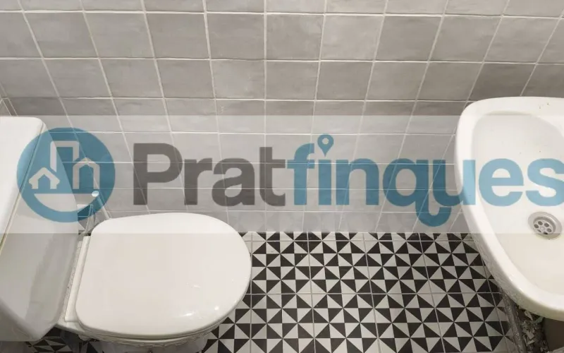 Ubicado en una de las zonas más dinámicas y emblemáticas de la Barcelona emprendedora, presentamos este despacho de&nbsp;44 m² totalmente reformado&nbsp;con un estándar de alta calidad. Situado en una finca singular con ascensor, el espacio combina la esencia arquitectónica del Eixample con una funcionalidad técnica impecable. Distribución y Diseño: La propiedad se divide en una elegante zona de recepción y un área office polivalente, que dan paso a&nbsp;dos despachos independientes. La privacidad está garantizada: uno de ellos cuenta con baño completo (plato de ducha de resina antideslizante),mientras que el segundo dispone de un práctico aseo de cortesía. Especificaciones Técnicas: Confort:&nbsp;Climatización mediante Split (A/A) y calefacción por radiadores cerámicos de bajo consumo. Acabados:&nbsp;Suelos de tarima flotante laminada y revestimientos a estrenar. Tecnología:&nbsp;Instalación eléctrica bajo normativa y sistema de redes ITC de alta conectividad, listo para operativa inmediata. Versatilidad y Ubicación: Un espacio idóneo para firmas de abogacía, consultorías, ingeniería o centros médicos especializados. Gracias a su configuración, permite también una transición hacia un&nbsp;concepto diáfano&nbsp;(estilo&nbsp;open space&nbsp;o&nbsp;call center). Rodeado de una red inmejorable de servicios y transporte público, este despacho es la sede perfecta para proyectar una imagen de éxito y profesionalidad. &nbsp; Desde Pratfinques, te realizamos todos los trámites de la compraventa y a la obtención de la financiación hipotecaria, liquidación de los impuestos y, inscripción registral. -&nbsp;&nbsp;&nbsp;&nbsp;&nbsp;&nbsp;&nbsp;&nbsp;&nbsp;&nbsp;&nbsp;&nbsp;&nbsp; El precio de venta del inmueble, no incluye impuestos ni tasas. (ITP y AJD) -&nbsp;&nbsp;&nbsp;&nbsp;&nbsp;&nbsp;&nbsp;&nbsp;&nbsp;&nbsp;&nbsp;&nbsp;&nbsp; La plusvalía (Impuesto sobre el Incremento de Valor de los Terrenos Urbanos) es a cargo del vendedor. -&nbsp;&nbsp;&nbsp;&nbsp;&nbsp;&nbsp;&nbsp;&nbsp;&nbsp;&nbsp;&nbsp;&nbsp;&nbsp; En Pratfinques, NO COBRAMOS LOS HONORARIOS AL COMPRADOR, están incluidos en el precio de venta publicado.