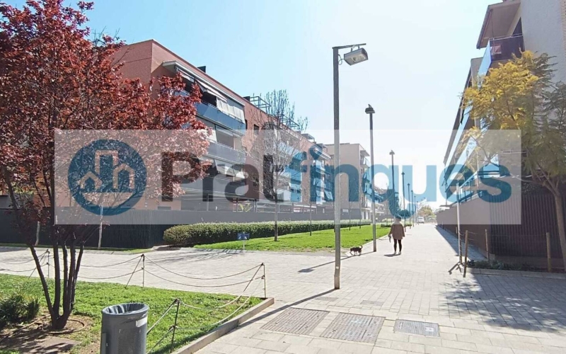 ¡Descubre tu nuevo hogar en El Prat! Te presentamos este espectacular piso de obra seminueva (2013),completamente exterior y lleno de luz natural. Con una superficie útil de 84 m² y 97 m² construidos, este inmueble ofrece un espacio ideal para disfrutar de la comodidad y el estilo. La vivienda cuenta con 3 habitaciones, incluyendo una elegante suite de 12 m² con baño completo (plato de ducha),además de 2 acogedoras habitaciones individuales de 8 m² cada una. El amplio salón-comedor de 22 m² y la cocina independiente de 9 m² son perfectos para compartir momentos inolvidables, ambos con acceso directo a un encantador balcón de 7 m². Disfruta de acabados de calidad, como ventanas de aluminio con rotura de puente térmico y doble cristal, suelos de parqué laminado AC5 en roble y puertas de haya vaporizada. La calefacción de gas natural y el aire acondicionado por splits garantizan tu confort en cualquier época del año. Además, este piso incluye una plaza de parking para coche mediano-grande y moto, así como 2 plazas para bicicletas en una jaula cerrada con llave. La finca cuenta con ascensor, brindando mayor comodidad en tu día a día. Ubicado en una de las zonas más destacadas de El Prat, disfrutarás de un entorno tranquilo, pero a solo unos pasos de Plaza Catalunya. Con fácil acceso a la estación de metro L9 (Cèntric) que te lleva al Aeropuerto y paradas de bus L20 y PR5, la ubicación es inmejorable. ¡No dejes pasar esta oportunidad! Ven a visitar tu futuro hogar y enamórate de cada rincón. ¡Te esperamos! Vivienda de Protección Oficial (VPO) NOTA: De interés para posibles compradores. - Los obtantes a la adquisición y compra del inmuebe, deben estar inscritos en el Registro de l’Agència de l’Habitatge de Catalunya con Protección Oficial. - Deberán destinar el bien como domicilio habitual y permanente. - Que un adquiriente NO supere ingresos anuales de 69.759€ - Para dos adquirientes (compradores) NO superar ingresos anuales de 71.916€  Desde Pratfinques, te realizamos todos los trámites de la compraventa y a la obtención de la financiación hipotecaria, liquidación de los impuestos y, inscripción registral. -              El precio de venta del inmueble, no incluye impuestos ni tasas. (ITPAJD) -              La plusvalía (Impuesto sobre el Incremento de Valor de los Terrenos Urbanos) es a cargo del vendedor. -              En Pratfinques, NO COBRAMOS LOS HONORARIOS AL COMPRADOR, están incluidos en el precio de venta publicado.