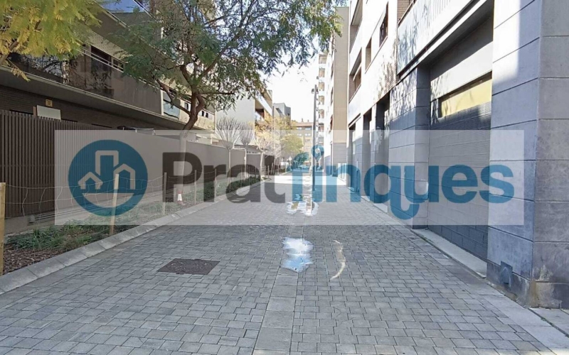 ¡Descubre tu nuevo hogar en El Prat! Te presentamos este espectacular piso de obra seminueva (2013),completamente exterior y lleno de luz natural. Con una superficie útil de 84 m² y 97 m² construidos, este inmueble ofrece un espacio ideal para disfrutar de la comodidad y el estilo. La vivienda cuenta con 3 habitaciones, incluyendo una elegante suite de 12 m² con baño completo (plato de ducha),además de 2 acogedoras habitaciones individuales de 8 m² cada una. El amplio salón-comedor de 22 m² y la cocina independiente de 9 m² son perfectos para compartir momentos inolvidables, ambos con acceso directo a un encantador balcón de 7 m². Disfruta de acabados de calidad, como ventanas de aluminio con rotura de puente térmico y doble cristal, suelos de parqué laminado AC5 en roble y puertas de haya vaporizada. La calefacción de gas natural y el aire acondicionado por splits garantizan tu confort en cualquier época del año. Además, este piso incluye una plaza de parking para coche mediano-grande y moto, así como 2 plazas para bicicletas en una jaula cerrada con llave. La finca cuenta con ascensor, brindando mayor comodidad en tu día a día. Ubicado en una de las zonas más destacadas de El Prat, disfrutarás de un entorno tranquilo, pero a solo unos pasos de Plaza Catalunya. Con fácil acceso a la estación de metro L9 (Cèntric) que te lleva al Aeropuerto y paradas de bus L20 y PR5, la ubicación es inmejorable. ¡No dejes pasar esta oportunidad! Ven a visitar tu futuro hogar y enamórate de cada rincón. ¡Te esperamos! Vivienda de Protección Oficial (VPO) NOTA: De interés para posibles compradores. - Los obtantes a la adquisición y compra del inmuebe, deben estar inscritos en el Registro de l’Agència de l’Habitatge de Catalunya con Protección Oficial. - Deberán destinar el bien como domicilio habitual y permanente. - Que un adquiriente NO supere ingresos anuales de 69.759€ - Para dos adquirientes (compradores) NO superar ingresos anuales de 71.916€  Desde Pratfinques, te realizamos todos los trámites de la compraventa y a la obtención de la financiación hipotecaria, liquidación de los impuestos y, inscripción registral. -              El precio de venta del inmueble, no incluye impuestos ni tasas. (ITPAJD) -              La plusvalía (Impuesto sobre el Incremento de Valor de los Terrenos Urbanos) es a cargo del vendedor. -              En Pratfinques, NO COBRAMOS LOS HONORARIOS AL COMPRADOR, están incluidos en el precio de venta publicado.