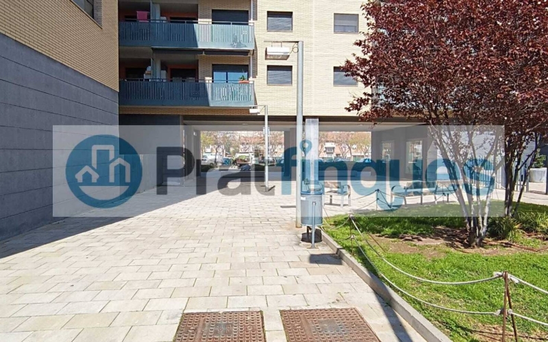 ¡Descubre tu nuevo hogar en El Prat! Te presentamos este espectacular piso de obra seminueva (2013),completamente exterior y lleno de luz natural. Con una superficie útil de 84 m² y 97 m² construidos, este inmueble ofrece un espacio ideal para disfrutar de la comodidad y el estilo. La vivienda cuenta con 3 habitaciones, incluyendo una elegante suite de 12 m² con baño completo (plato de ducha),además de 2 acogedoras habitaciones individuales de 8 m² cada una. El amplio salón-comedor de 22 m² y la cocina independiente de 9 m² son perfectos para compartir momentos inolvidables, ambos con acceso directo a un encantador balcón de 7 m². Disfruta de acabados de calidad, como ventanas de aluminio con rotura de puente térmico y doble cristal, suelos de parqué laminado AC5 en roble y puertas de haya vaporizada. La calefacción de gas natural y el aire acondicionado por splits garantizan tu confort en cualquier época del año. Además, este piso incluye una plaza de parking para coche mediano-grande y moto, así como 2 plazas para bicicletas en una jaula cerrada con llave. La finca cuenta con ascensor, brindando mayor comodidad en tu día a día. Ubicado en una de las zonas más destacadas de El Prat, disfrutarás de un entorno tranquilo, pero a solo unos pasos de Plaza Catalunya. Con fácil acceso a la estación de metro L9 (Cèntric) que te lleva al Aeropuerto y paradas de bus L20 y PR5, la ubicación es inmejorable. ¡No dejes pasar esta oportunidad! Ven a visitar tu futuro hogar y enamórate de cada rincón. ¡Te esperamos! Vivienda de Protección Oficial (VPO) NOTA: De interés para posibles compradores. - Los obtantes a la adquisición y compra del inmuebe, deben estar inscritos en el Registro de l’Agència de l’Habitatge de Catalunya con Protección Oficial. - Deberán destinar el bien como domicilio habitual y permanente. - Que un adquiriente NO supere ingresos anuales de 69.759€ - Para dos adquirientes (compradores) NO superar ingresos anuales de 71.916€  Desde Pratfinques, te realizamos todos los trámites de la compraventa y a la obtención de la financiación hipotecaria, liquidación de los impuestos y, inscripción registral. -              El precio de venta del inmueble, no incluye impuestos ni tasas. (ITPAJD) -              La plusvalía (Impuesto sobre el Incremento de Valor de los Terrenos Urbanos) es a cargo del vendedor. -              En Pratfinques, NO COBRAMOS LOS HONORARIOS AL COMPRADOR, están incluidos en el precio de venta publicado.
