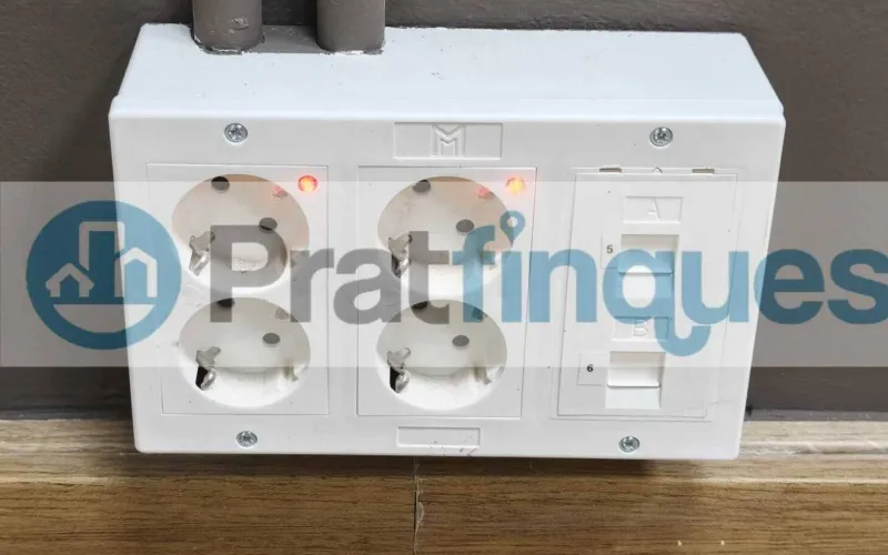 Ubicado en una de las zonas más dinámicas y emblemáticas de la Barcelona emprendedora, presentamos este despacho de&nbsp;44 m² totalmente reformado&nbsp;con un estándar de alta calidad. Situado en una finca singular con ascensor, el espacio combina la esencia arquitectónica del Eixample con una funcionalidad técnica impecable. Distribución y Diseño: La propiedad se divide en una elegante zona de recepción y un área office polivalente, que dan paso a&nbsp;dos despachos independientes. La privacidad está garantizada: uno de ellos cuenta con baño completo (plato de ducha de resina antideslizante),mientras que el segundo dispone de un práctico aseo de cortesía. Especificaciones Técnicas: Confort:&nbsp;Climatización mediante Split (A/A) y calefacción por radiadores cerámicos de bajo consumo. Acabados:&nbsp;Suelos de tarima flotante laminada y revestimientos a estrenar. Tecnología:&nbsp;Instalación eléctrica bajo normativa y sistema de redes ITC de alta conectividad, listo para operativa inmediata. Versatilidad y Ubicación: Un espacio idóneo para firmas de abogacía, consultorías, ingeniería o centros médicos especializados. Gracias a su configuración, permite también una transición hacia un&nbsp;concepto diáfano&nbsp;(estilo&nbsp;open space&nbsp;o&nbsp;call center). Rodeado de una red inmejorable de servicios y transporte público, este despacho es la sede perfecta para proyectar una imagen de éxito y profesionalidad. &nbsp; Desde Pratfinques, te realizamos todos los trámites de la compraventa y a la obtención de la financiación hipotecaria, liquidación de los impuestos y, inscripción registral. -&nbsp;&nbsp;&nbsp;&nbsp;&nbsp;&nbsp;&nbsp;&nbsp;&nbsp;&nbsp;&nbsp;&nbsp;&nbsp; El precio de venta del inmueble, no incluye impuestos ni tasas. (ITP y AJD) -&nbsp;&nbsp;&nbsp;&nbsp;&nbsp;&nbsp;&nbsp;&nbsp;&nbsp;&nbsp;&nbsp;&nbsp;&nbsp; La plusvalía (Impuesto sobre el Incremento de Valor de los Terrenos Urbanos) es a cargo del vendedor. -&nbsp;&nbsp;&nbsp;&nbsp;&nbsp;&nbsp;&nbsp;&nbsp;&nbsp;&nbsp;&nbsp;&nbsp;&nbsp; En Pratfinques, NO COBRAMOS LOS HONORARIOS AL COMPRADOR, están incluidos en el precio de venta publicado.