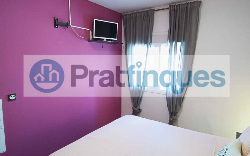 ¡Descubre este exclusivo ático en el corazón del Casco Antiguo de El Prat de Llobregat! Situado en una primera planta real sin ascensor y en una comunidad íntima de solo dos vecinos, este inmueble ofrece una experiencia de vida única. Totalmente reformado, cuenta con dos amplias habitaciones (una de ellas con vestidor) y una cocina independiente tipo office que hará las delicias de los amantes de la gastronomía.   El salón-comedor es un espacio acogedor con una estufa de leña y aire acondicionado por split, perfecto para todas las estaciones del año. Desde aquí, accedes directamente a una maravillosa terraza de 14m², ideal para disfrutar de momentos al aire libre. El baño, espacioso y moderno, está equipado con un plato de ducha de resina antideslizante, garantizando confort y seguridad, además bañado por luz natural, gracias a su claraboya espaciosa y bien orientada.   Con una superficie construida de 86m² y 78m² útiles, este ático también incluye una boardilla de 37m² con lavabo, lista para ser terminada según tus necesidades. Además, dispone de armarios empotrados y un trastero para mayor comodidad. La calefacción es eléctrica mediante bomba de frío/calor, asegurando un ambiente agradable durante todo el año.   Ubicado en una zona inmejorable, este ático te coloca en el epicentro de todos los servicios que ofrece El Prat de Llobregat. No pierdas la oportunidad de vivir en un lugar con encanto histórico y todas las comodidades modernas. ¡Ven a visitarlo y enamórate! Desde PratFinques, te realizamos todos los trámites de la compraventa y a la obtención de la financiación hipotecaria, liquidación de los impuestos y, inscripción registral. El precio de venta del inmueble, no incluye impuestos ni tasas. (ITPADJ) La plusvalía (Impuesto sobre el Incremento de Valor de los Terrenos Urbanos) es a cargo del vendedor.