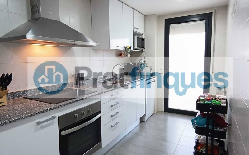 ¡Descubre tu nuevo hogar en El Prat! Te presentamos este espectacular piso de obra seminueva (2013),completamente exterior y lleno de luz natural. Con una superficie útil de 84 m² y 97 m² construidos, este inmueble ofrece un espacio ideal para disfrutar de la comodidad y el estilo. La vivienda cuenta con 3 habitaciones, incluyendo una elegante suite de 12 m² con baño completo (plato de ducha),además de 2 acogedoras habitaciones individuales de 8 m² cada una. El amplio salón-comedor de 22 m² y la cocina independiente de 9 m² son perfectos para compartir momentos inolvidables, ambos con acceso directo a un encantador balcón de 7 m². Disfruta de acabados de calidad, como ventanas de aluminio con rotura de puente térmico y doble cristal, suelos de parqué laminado AC5 en roble y puertas de haya vaporizada. La calefacción de gas natural y el aire acondicionado por splits garantizan tu confort en cualquier época del año. Además, este piso incluye una plaza de parking para coche mediano-grande y moto, así como 2 plazas para bicicletas en una jaula cerrada con llave. La finca cuenta con ascensor, brindando mayor comodidad en tu día a día. Ubicado en una de las zonas más destacadas de El Prat, disfrutarás de un entorno tranquilo, pero a solo unos pasos de Plaza Catalunya. Con fácil acceso a la estación de metro L9 (Cèntric) que te lleva al Aeropuerto y paradas de bus L20 y PR5, la ubicación es inmejorable. ¡No dejes pasar esta oportunidad! Ven a visitar tu futuro hogar y enamórate de cada rincón. ¡Te esperamos! Vivienda de Protección Oficial (VPO) NOTA: De interés para posibles compradores. - Los obtantes a la adquisición y compra del inmuebe, deben estar inscritos en el Registro de l’Agència de l’Habitatge de Catalunya con Protección Oficial. - Deberán destinar el bien como domicilio habitual y permanente. - Que un adquiriente NO supere ingresos anuales de 69.759€ - Para dos adquirientes (compradores) NO superar ingresos anuales de 71.916€  Desde Pratfinques, te realizamos todos los trámites de la compraventa y a la obtención de la financiación hipotecaria, liquidación de los impuestos y, inscripción registral. -              El precio de venta del inmueble, no incluye impuestos ni tasas. (ITPAJD) -              La plusvalía (Impuesto sobre el Incremento de Valor de los Terrenos Urbanos) es a cargo del vendedor. -              En Pratfinques, NO COBRAMOS LOS HONORARIOS AL COMPRADOR, están incluidos en el precio de venta publicado.