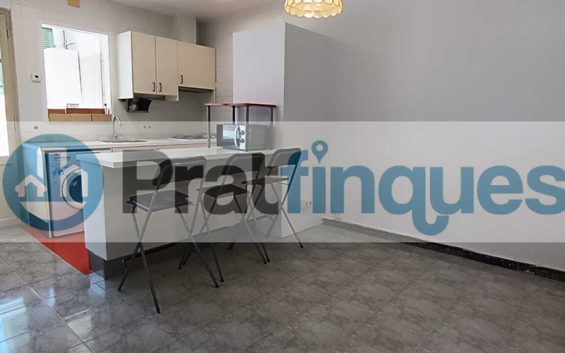 ¡Vive en el ático de tus sueños en El Prat de Llobregat!   Este encantador ático de 48 m² construidos y 45 m² útiles te ofrece un espacio luminoso y acogedor, ideal para jóvenes, singles o como primera vivienda. Distribuido en 2 habitaciones —una doble y otra sencilla—, cocina integrada en el salón-comedor, baño completo y una fantástica terraza a nivel de 21 m² que te permitirá disfrutar del aire libre y vistas despejadas. Con orientación Sur-Norte, recibe luz solar durante todo el día, gracias a sus amplias ventanas y buena orientación.   ¿Buscas un hogar que combine comodidad, naturaleza y excelente conexión con la ciudad? Este espectacular ático en El Prat de Llobregat es la opción perfecta para ti. Situado a solo unos minutos de Barcelona, podrás disfrutar de la vibrante capital catalana sin renunciar a la tranquilidad de una zona residencial.   Su ubicación privilegiada te permite acceder fácilmente al aeropuerto internacional Josep Tarradellas, ideal para viajeros frecuentes o quienes disfrutan de explorar el mundo. Además, estarás cerca del Puerto de Barcelona, facilitando tus desplazamientos marítimos y actividades náuticas.   ¿Amante del sol y la playa? La playa de El Prat de Llobregat está a pocos minutos, ofreciéndote un espacio perfecto para relajarte, practicar deportes acuáticos o dar largos paseos junto al mar.   Para los amantes del deporte y el bienestar, El Prat de Llobregat cuenta con acceso directo a caminos ideales para running y ciclismo, permitiéndote mantenerte activo rodeado de naturaleza. Y si necesitas desplazarte por la ciudad o hacia otros puntos de interés, la línea 9 del metro te conecta rápidamente con la ciudad de Barcelona y el Aeropuerto de El Prat.   Aunque el edificio no cuenta con ascensor, su ubicación cerca de todos los servicios comerciales y transporte público hace que sea una opción muy conveniente.   No pierdas la oportunidad de vivir en un espacio único que combina comodidad, naturaleza y conectividad.   ¡Contáctanos hoy mismo y haz realidad el sueño de tu nuevo hogar en El Prat de Llobregat! Desde Pratfinques, te realizamos todos los trámites de la compraventa y a la obtención de la financiación hipotecaria, liquidación de los impuestos y, inscripción registral. -              El precio de venta del inmueble, no incluye impuestos ni tasas. (ITPADJ) -              La plusvalía (Impuesto sobre el Incremento de Valor de los Terrenos Urbanos) es a cargo del vendedor. -              En Pratfinques, NO COBRAMOS LOS HONORARIOS AL COMPRADOR, están incluidos en el precio de venta publicado.