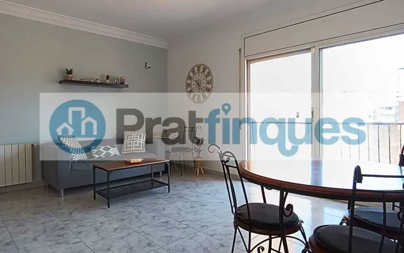 ¡Descubre este fantástico ático en el encantador casco antiguo de El Prat de Llobregat! Con una superficie útil de 98 m² y una impresionante terraza a nivel de 49 m², este hogar ofrece un espacio luminoso y versátil, perfecto para quienes buscan comodidad y estilo en un entorno privilegiado.   Este ático cuenta con 3 habitaciones: una sencilla y dos dobles, incluyendo una suite de 12 m² con baño completo de 7 m² y salida directa a la terraza. La habitación individual dispone de armario empotrado y acceso a uno de los dos balcones, ideales para disfrutar del aire libre y las vistas. El salón comedor de 18 m² se conecta directamente con la cocina mediante puertas deslizantes, creando un espacio abierto y moderno de aproximadamente 25 m² que invita a compartir momentos en familia o con amigos. Desde aquí, también se accede a la galería, perfecta para tareas domésticas o almacenamiento adicional.   La vivienda es totalmente exterior, lo que garantiza una excelente iluminación natural en todos sus ambientes. Además, al ser el único piso del rellano en una tercera planta real (sin ascensor),ofrece mayor privacidad y tranquilidad.   Vivir en El Prat de Llobregat significa disfrutar de un entorno lleno de ventajas: zonas comerciales y restauración cercanas para satisfacer todos tus gustos, excelentes conexiones de transporte público que facilitan desplazarse rápidamente a Barcelona, así como la proximidad al Aeropuerto y al puerto, ideales para viajeros frecuentes o profesionales del sector logístico. La ciudad también cuenta con centros educativos desde infantil hasta formación profesional, asegurando una educación completa para toda la familia.   No pierdas la oportunidad de hacerte con este luminoso ático en un enclave privilegiado. ¡Tu nuevo hogar te espera en El Prat de Llobregat! Desde Pratfinques, te realizamos todos los trámites de la compraventa y a la obtención de la financiación hipotecaria, liquidación de los impuestos y, inscripción registral. -              El precio de venta del inmueble, no incluye impuestos ni tasas. (ITPADJ) -              La plusvalía (Impuesto sobre el Incremento de Valor de los Terrenos Urbanos) es a cargo del vendedor. -              En Pratfinques, NO COBRAMOS LOS HONORARIOS AL COMPRADOR, están incluidos en el precio de venta publicado.