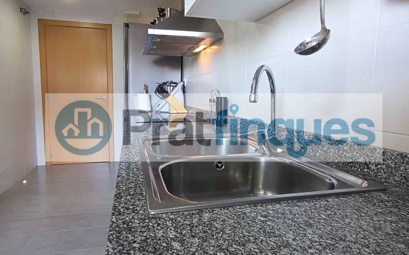 ¡Descubre tu nuevo hogar en El Prat! Te presentamos este espectacular piso de obra seminueva (2013),completamente exterior y lleno de luz natural. Con una superficie útil de 84 m² y 97 m² construidos, este inmueble ofrece un espacio ideal para disfrutar de la comodidad y el estilo. La vivienda cuenta con 3 habitaciones, incluyendo una elegante suite de 12 m² con baño completo (plato de ducha),además de 2 acogedoras habitaciones individuales de 8 m² cada una. El amplio salón-comedor de 22 m² y la cocina independiente de 9 m² son perfectos para compartir momentos inolvidables, ambos con acceso directo a un encantador balcón de 7 m². Disfruta de acabados de calidad, como ventanas de aluminio con rotura de puente térmico y doble cristal, suelos de parqué laminado AC5 en roble y puertas de haya vaporizada. La calefacción de gas natural y el aire acondicionado por splits garantizan tu confort en cualquier época del año. Además, este piso incluye una plaza de parking para coche mediano-grande y moto, así como 2 plazas para bicicletas en una jaula cerrada con llave. La finca cuenta con ascensor, brindando mayor comodidad en tu día a día. Ubicado en una de las zonas más destacadas de El Prat, disfrutarás de un entorno tranquilo, pero a solo unos pasos de Plaza Catalunya. Con fácil acceso a la estación de metro L9 (Cèntric) que te lleva al Aeropuerto y paradas de bus L20 y PR5, la ubicación es inmejorable. ¡No dejes pasar esta oportunidad! Ven a visitar tu futuro hogar y enamórate de cada rincón. ¡Te esperamos! Vivienda de Protección Oficial (VPO) NOTA: De interés para posibles compradores. - Los obtantes a la adquisición y compra del inmuebe, deben estar inscritos en el Registro de l’Agència de l’Habitatge de Catalunya con Protección Oficial. - Deberán destinar el bien como domicilio habitual y permanente. - Que un adquiriente NO supere ingresos anuales de 69.759€ - Para dos adquirientes (compradores) NO superar ingresos anuales de 71.916€  Desde Pratfinques, te realizamos todos los trámites de la compraventa y a la obtención de la financiación hipotecaria, liquidación de los impuestos y, inscripción registral. -              El precio de venta del inmueble, no incluye impuestos ni tasas. (ITPAJD) -              La plusvalía (Impuesto sobre el Incremento de Valor de los Terrenos Urbanos) es a cargo del vendedor. -              En Pratfinques, NO COBRAMOS LOS HONORARIOS AL COMPRADOR, están incluidos en el precio de venta publicado.