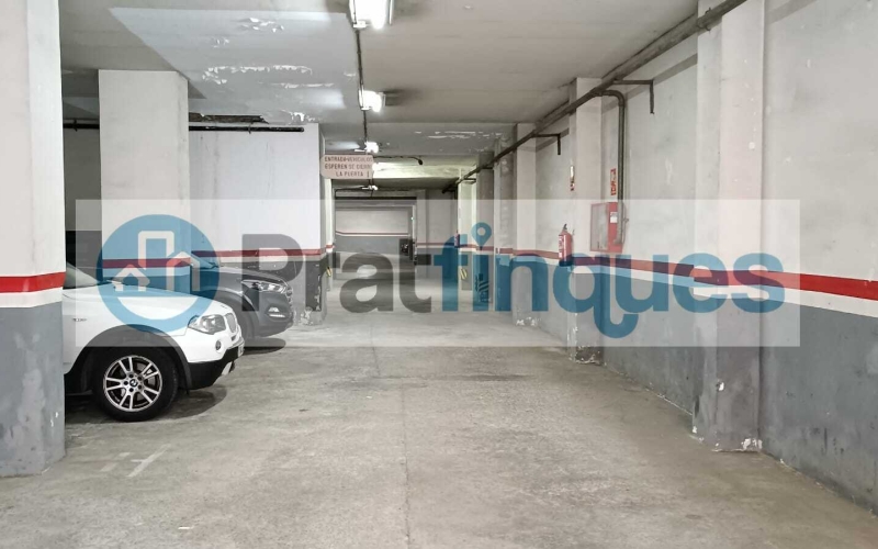 Plaza De Parking En El Casc Antic de EL PRAT DE LLOBREGAT Esta plaza de parking tiene dos accesos, en C/ Castilla y en C/ Pau Casals, y a muy pocos metros de la Avda. Verge de Montserrat. Situada en una 2ª planta del edificio, con acceso peatonal por la escalera independiente y dispone de ascensor. Plaza individual de 11m2. Medidas: Largo 4,90.m Ancho 2,20.mEntrada cómoda con puerta automática con mando a distancia y de fácil acceso. Inmejorable localización. Oportunidad, por precio y zona..!!! Desde Pratfinques, te realizamos todos los trámites de la compraventa y a la obtención de la financiación hipotecaria, liquidación de los impuestos y, inscripción registral. - El precio de venta del inmueble, no incluye impuestos ni tasas. (ITPADJ) - La plusvalía (Impuesto sobre el Incremento de Valor de los Terrenos Urbanos) es a cargo del vendedor. - En Pratfinques, NO COBRAMOS LOS HONORARIOS AL COMPRADOR, están incluidos en el precio de venta publicado.  