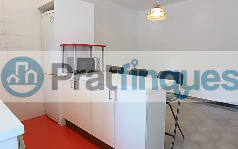 ¡Vive en el ático de tus sueños en El Prat de Llobregat!   Este encantador ático de 48 m² construidos y 45 m² útiles te ofrece un espacio luminoso y acogedor, ideal para jóvenes, singles o como primera vivienda. Distribuido en 2 habitaciones —una doble y otra sencilla—, cocina integrada en el salón-comedor, baño completo y una fantástica terraza a nivel de 21 m² que te permitirá disfrutar del aire libre y vistas despejadas. Con orientación Sur-Norte, recibe luz solar durante todo el día, gracias a sus amplias ventanas y buena orientación.   ¿Buscas un hogar que combine comodidad, naturaleza y excelente conexión con la ciudad? Este espectacular ático en El Prat de Llobregat es la opción perfecta para ti. Situado a solo unos minutos de Barcelona, podrás disfrutar de la vibrante capital catalana sin renunciar a la tranquilidad de una zona residencial.   Su ubicación privilegiada te permite acceder fácilmente al aeropuerto internacional Josep Tarradellas, ideal para viajeros frecuentes o quienes disfrutan de explorar el mundo. Además, estarás cerca del Puerto de Barcelona, facilitando tus desplazamientos marítimos y actividades náuticas.   ¿Amante del sol y la playa? La playa de El Prat de Llobregat está a pocos minutos, ofreciéndote un espacio perfecto para relajarte, practicar deportes acuáticos o dar largos paseos junto al mar.   Para los amantes del deporte y el bienestar, El Prat de Llobregat cuenta con acceso directo a caminos ideales para running y ciclismo, permitiéndote mantenerte activo rodeado de naturaleza. Y si necesitas desplazarte por la ciudad o hacia otros puntos de interés, la línea 9 del metro te conecta rápidamente con la ciudad de Barcelona y el Aeropuerto de El Prat.   Aunque el edificio no cuenta con ascensor, su ubicación cerca de todos los servicios comerciales y transporte público hace que sea una opción muy conveniente.   No pierdas la oportunidad de vivir en un espacio único que combina comodidad, naturaleza y conectividad.   ¡Contáctanos hoy mismo y haz realidad el sueño de tu nuevo hogar en El Prat de Llobregat! Desde Pratfinques, te realizamos todos los trámites de la compraventa y a la obtención de la financiación hipotecaria, liquidación de los impuestos y, inscripción registral. -              El precio de venta del inmueble, no incluye impuestos ni tasas. (ITPADJ) -              La plusvalía (Impuesto sobre el Incremento de Valor de los Terrenos Urbanos) es a cargo del vendedor. -              En Pratfinques, NO COBRAMOS LOS HONORARIOS AL COMPRADOR, están incluidos en el precio de venta publicado.