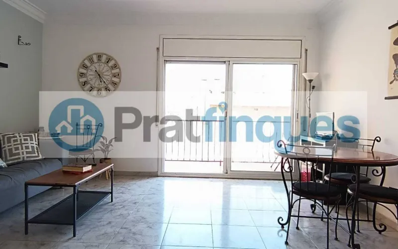 ¡Descubre este fantástico ático en el encantador casco antiguo de El Prat de Llobregat! Con una superficie útil de 98 m² y una impresionante terraza a nivel de 49 m², este hogar ofrece un espacio luminoso y versátil, perfecto para quienes buscan comodidad y estilo en un entorno privilegiado.   Este ático cuenta con 3 habitaciones: una sencilla y dos dobles, incluyendo una suite de 12 m² con baño completo de 7 m² y salida directa a la terraza. La habitación individual dispone de armario empotrado y acceso a uno de los dos balcones, ideales para disfrutar del aire libre y las vistas. El salón comedor de 18 m² se conecta directamente con la cocina mediante puertas deslizantes, creando un espacio abierto y moderno de aproximadamente 25 m² que invita a compartir momentos en familia o con amigos. Desde aquí, también se accede a la galería, perfecta para tareas domésticas o almacenamiento adicional.   La vivienda es totalmente exterior, lo que garantiza una excelente iluminación natural en todos sus ambientes. Además, al ser el único piso del rellano en una tercera planta real (sin ascensor),ofrece mayor privacidad y tranquilidad.   Vivir en El Prat de Llobregat significa disfrutar de un entorno lleno de ventajas: zonas comerciales y restauración cercanas para satisfacer todos tus gustos, excelentes conexiones de transporte público que facilitan desplazarse rápidamente a Barcelona, así como la proximidad al Aeropuerto y al puerto, ideales para viajeros frecuentes o profesionales del sector logístico. La ciudad también cuenta con centros educativos desde infantil hasta formación profesional, asegurando una educación completa para toda la familia.   No pierdas la oportunidad de hacerte con este luminoso ático en un enclave privilegiado. ¡Tu nuevo hogar te espera en El Prat de Llobregat! Desde Pratfinques, te realizamos todos los trámites de la compraventa y a la obtención de la financiación hipotecaria, liquidación de los impuestos y, inscripción registral. -              El precio de venta del inmueble, no incluye impuestos ni tasas. (ITPADJ) -              La plusvalía (Impuesto sobre el Incremento de Valor de los Terrenos Urbanos) es a cargo del vendedor. -              En Pratfinques, NO COBRAMOS LOS HONORARIOS AL COMPRADOR, están incluidos en el precio de venta publicado.