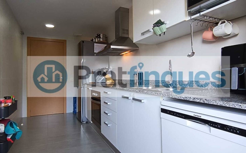 ¡Descubre tu nuevo hogar en El Prat! Te presentamos este espectacular piso de obra seminueva (2013),completamente exterior y lleno de luz natural. Con una superficie útil de 84 m² y 97 m² construidos, este inmueble ofrece un espacio ideal para disfrutar de la comodidad y el estilo. La vivienda cuenta con 3 habitaciones, incluyendo una elegante suite de 12 m² con baño completo (plato de ducha),además de 2 acogedoras habitaciones individuales de 8 m² cada una. El amplio salón-comedor de 22 m² y la cocina independiente de 9 m² son perfectos para compartir momentos inolvidables, ambos con acceso directo a un encantador balcón de 7 m². Disfruta de acabados de calidad, como ventanas de aluminio con rotura de puente térmico y doble cristal, suelos de parqué laminado AC5 en roble y puertas de haya vaporizada. La calefacción de gas natural y el aire acondicionado por splits garantizan tu confort en cualquier época del año. Además, este piso incluye una plaza de parking para coche mediano-grande y moto, así como 2 plazas para bicicletas en una jaula cerrada con llave. La finca cuenta con ascensor, brindando mayor comodidad en tu día a día. Ubicado en una de las zonas más destacadas de El Prat, disfrutarás de un entorno tranquilo, pero a solo unos pasos de Plaza Catalunya. Con fácil acceso a la estación de metro L9 (Cèntric) que te lleva al Aeropuerto y paradas de bus L20 y PR5, la ubicación es inmejorable. ¡No dejes pasar esta oportunidad! Ven a visitar tu futuro hogar y enamórate de cada rincón. ¡Te esperamos! Vivienda de Protección Oficial (VPO) NOTA: De interés para posibles compradores. - Los obtantes a la adquisición y compra del inmuebe, deben estar inscritos en el Registro de l’Agència de l’Habitatge de Catalunya con Protección Oficial. - Deberán destinar el bien como domicilio habitual y permanente. - Que un adquiriente NO supere ingresos anuales de 69.759€ - Para dos adquirientes (compradores) NO superar ingresos anuales de 71.916€  Desde Pratfinques, te realizamos todos los trámites de la compraventa y a la obtención de la financiación hipotecaria, liquidación de los impuestos y, inscripción registral. -              El precio de venta del inmueble, no incluye impuestos ni tasas. (ITPAJD) -              La plusvalía (Impuesto sobre el Incremento de Valor de los Terrenos Urbanos) es a cargo del vendedor. -              En Pratfinques, NO COBRAMOS LOS HONORARIOS AL COMPRADOR, están incluidos en el precio de venta publicado.
