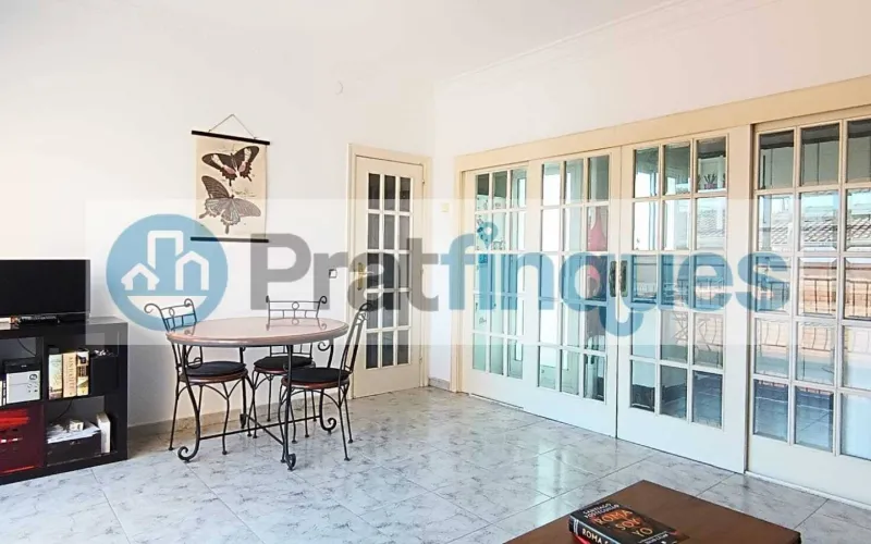 ¡Descubre este fantástico ático en el encantador casco antiguo de El Prat de Llobregat! Con una superficie útil de 98 m² y una impresionante terraza a nivel de 49 m², este hogar ofrece un espacio luminoso y versátil, perfecto para quienes buscan comodidad y estilo en un entorno privilegiado.   Este ático cuenta con 3 habitaciones: una sencilla y dos dobles, incluyendo una suite de 12 m² con baño completo de 7 m² y salida directa a la terraza. La habitación individual dispone de armario empotrado y acceso a uno de los dos balcones, ideales para disfrutar del aire libre y las vistas. El salón comedor de 18 m² se conecta directamente con la cocina mediante puertas deslizantes, creando un espacio abierto y moderno de aproximadamente 25 m² que invita a compartir momentos en familia o con amigos. Desde aquí, también se accede a la galería, perfecta para tareas domésticas o almacenamiento adicional.   La vivienda es totalmente exterior, lo que garantiza una excelente iluminación natural en todos sus ambientes. Además, al ser el único piso del rellano en una tercera planta real (sin ascensor),ofrece mayor privacidad y tranquilidad.   Vivir en El Prat de Llobregat significa disfrutar de un entorno lleno de ventajas: zonas comerciales y restauración cercanas para satisfacer todos tus gustos, excelentes conexiones de transporte público que facilitan desplazarse rápidamente a Barcelona, así como la proximidad al Aeropuerto y al puerto, ideales para viajeros frecuentes o profesionales del sector logístico. La ciudad también cuenta con centros educativos desde infantil hasta formación profesional, asegurando una educación completa para toda la familia.   No pierdas la oportunidad de hacerte con este luminoso ático en un enclave privilegiado. ¡Tu nuevo hogar te espera en El Prat de Llobregat! Desde Pratfinques, te realizamos todos los trámites de la compraventa y a la obtención de la financiación hipotecaria, liquidación de los impuestos y, inscripción registral. -              El precio de venta del inmueble, no incluye impuestos ni tasas. (ITPADJ) -              La plusvalía (Impuesto sobre el Incremento de Valor de los Terrenos Urbanos) es a cargo del vendedor. -              En Pratfinques, NO COBRAMOS LOS HONORARIOS AL COMPRADOR, están incluidos en el precio de venta publicado.