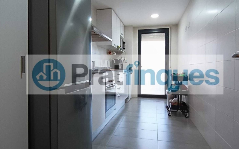 ¡Descubre tu nuevo hogar en El Prat! Te presentamos este espectacular piso de obra seminueva (2013),completamente exterior y lleno de luz natural. Con una superficie útil de 84 m² y 97 m² construidos, este inmueble ofrece un espacio ideal para disfrutar de la comodidad y el estilo. La vivienda cuenta con 3 habitaciones, incluyendo una elegante suite de 12 m² con baño completo (plato de ducha),además de 2 acogedoras habitaciones individuales de 8 m² cada una. El amplio salón-comedor de 22 m² y la cocina independiente de 9 m² son perfectos para compartir momentos inolvidables, ambos con acceso directo a un encantador balcón de 7 m². Disfruta de acabados de calidad, como ventanas de aluminio con rotura de puente térmico y doble cristal, suelos de parqué laminado AC5 en roble y puertas de haya vaporizada. La calefacción de gas natural y el aire acondicionado por splits garantizan tu confort en cualquier época del año. Además, este piso incluye una plaza de parking para coche mediano-grande y moto, así como 2 plazas para bicicletas en una jaula cerrada con llave. La finca cuenta con ascensor, brindando mayor comodidad en tu día a día. Ubicado en una de las zonas más destacadas de El Prat, disfrutarás de un entorno tranquilo, pero a solo unos pasos de Plaza Catalunya. Con fácil acceso a la estación de metro L9 (Cèntric) que te lleva al Aeropuerto y paradas de bus L20 y PR5, la ubicación es inmejorable. ¡No dejes pasar esta oportunidad! Ven a visitar tu futuro hogar y enamórate de cada rincón. ¡Te esperamos! Vivienda de Protección Oficial (VPO) NOTA: De interés para posibles compradores. - Los obtantes a la adquisición y compra del inmuebe, deben estar inscritos en el Registro de l’Agència de l’Habitatge de Catalunya con Protección Oficial. - Deberán destinar el bien como domicilio habitual y permanente. - Que un adquiriente NO supere ingresos anuales de 69.759€ - Para dos adquirientes (compradores) NO superar ingresos anuales de 71.916€  Desde Pratfinques, te realizamos todos los trámites de la compraventa y a la obtención de la financiación hipotecaria, liquidación de los impuestos y, inscripción registral. -              El precio de venta del inmueble, no incluye impuestos ni tasas. (ITPAJD) -              La plusvalía (Impuesto sobre el Incremento de Valor de los Terrenos Urbanos) es a cargo del vendedor. -              En Pratfinques, NO COBRAMOS LOS HONORARIOS AL COMPRADOR, están incluidos en el precio de venta publicado.