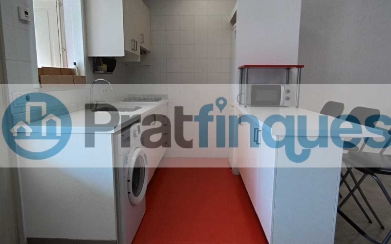 ¡Vive en el ático de tus sueños en El Prat de Llobregat!   Este encantador ático de 48 m² construidos y 45 m² útiles te ofrece un espacio luminoso y acogedor, ideal para jóvenes, singles o como primera vivienda. Distribuido en 2 habitaciones —una doble y otra sencilla—, cocina integrada en el salón-comedor, baño completo y una fantástica terraza a nivel de 21 m² que te permitirá disfrutar del aire libre y vistas despejadas. Con orientación Sur-Norte, recibe luz solar durante todo el día, gracias a sus amplias ventanas y buena orientación.   ¿Buscas un hogar que combine comodidad, naturaleza y excelente conexión con la ciudad? Este espectacular ático en El Prat de Llobregat es la opción perfecta para ti. Situado a solo unos minutos de Barcelona, podrás disfrutar de la vibrante capital catalana sin renunciar a la tranquilidad de una zona residencial.   Su ubicación privilegiada te permite acceder fácilmente al aeropuerto internacional Josep Tarradellas, ideal para viajeros frecuentes o quienes disfrutan de explorar el mundo. Además, estarás cerca del Puerto de Barcelona, facilitando tus desplazamientos marítimos y actividades náuticas.   ¿Amante del sol y la playa? La playa de El Prat de Llobregat está a pocos minutos, ofreciéndote un espacio perfecto para relajarte, practicar deportes acuáticos o dar largos paseos junto al mar.   Para los amantes del deporte y el bienestar, El Prat de Llobregat cuenta con acceso directo a caminos ideales para running y ciclismo, permitiéndote mantenerte activo rodeado de naturaleza. Y si necesitas desplazarte por la ciudad o hacia otros puntos de interés, la línea 9 del metro te conecta rápidamente con la ciudad de Barcelona y el Aeropuerto de El Prat.   Aunque el edificio no cuenta con ascensor, su ubicación cerca de todos los servicios comerciales y transporte público hace que sea una opción muy conveniente.   No pierdas la oportunidad de vivir en un espacio único que combina comodidad, naturaleza y conectividad.   ¡Contáctanos hoy mismo y haz realidad el sueño de tu nuevo hogar en El Prat de Llobregat! Desde Pratfinques, te realizamos todos los trámites de la compraventa y a la obtención de la financiación hipotecaria, liquidación de los impuestos y, inscripción registral. -              El precio de venta del inmueble, no incluye impuestos ni tasas. (ITPADJ) -              La plusvalía (Impuesto sobre el Incremento de Valor de los Terrenos Urbanos) es a cargo del vendedor. -              En Pratfinques, NO COBRAMOS LOS HONORARIOS AL COMPRADOR, están incluidos en el precio de venta publicado.