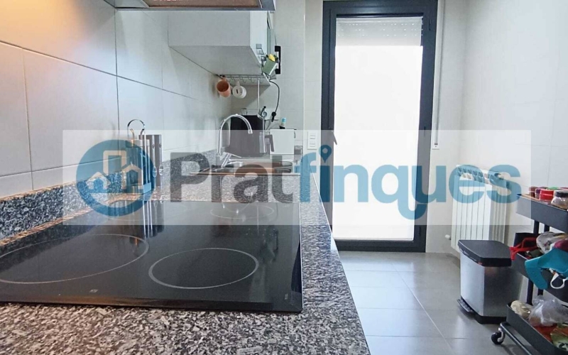 ¡Descubre tu nuevo hogar en El Prat! Te presentamos este espectacular piso de obra seminueva (2013),completamente exterior y lleno de luz natural. Con una superficie útil de 84 m² y 97 m² construidos, este inmueble ofrece un espacio ideal para disfrutar de la comodidad y el estilo. La vivienda cuenta con 3 habitaciones, incluyendo una elegante suite de 12 m² con baño completo (plato de ducha),además de 2 acogedoras habitaciones individuales de 8 m² cada una. El amplio salón-comedor de 22 m² y la cocina independiente de 9 m² son perfectos para compartir momentos inolvidables, ambos con acceso directo a un encantador balcón de 7 m². Disfruta de acabados de calidad, como ventanas de aluminio con rotura de puente térmico y doble cristal, suelos de parqué laminado AC5 en roble y puertas de haya vaporizada. La calefacción de gas natural y el aire acondicionado por splits garantizan tu confort en cualquier época del año. Además, este piso incluye una plaza de parking para coche mediano-grande y moto, así como 2 plazas para bicicletas en una jaula cerrada con llave. La finca cuenta con ascensor, brindando mayor comodidad en tu día a día. Ubicado en una de las zonas más destacadas de El Prat, disfrutarás de un entorno tranquilo, pero a solo unos pasos de Plaza Catalunya. Con fácil acceso a la estación de metro L9 (Cèntric) que te lleva al Aeropuerto y paradas de bus L20 y PR5, la ubicación es inmejorable. ¡No dejes pasar esta oportunidad! Ven a visitar tu futuro hogar y enamórate de cada rincón. ¡Te esperamos! Vivienda de Protección Oficial (VPO) NOTA: De interés para posibles compradores. - Los obtantes a la adquisición y compra del inmuebe, deben estar inscritos en el Registro de l’Agència de l’Habitatge de Catalunya con Protección Oficial. - Deberán destinar el bien como domicilio habitual y permanente. - Que un adquiriente NO supere ingresos anuales de 69.759€ - Para dos adquirientes (compradores) NO superar ingresos anuales de 71.916€  Desde Pratfinques, te realizamos todos los trámites de la compraventa y a la obtención de la financiación hipotecaria, liquidación de los impuestos y, inscripción registral. -              El precio de venta del inmueble, no incluye impuestos ni tasas. (ITPAJD) -              La plusvalía (Impuesto sobre el Incremento de Valor de los Terrenos Urbanos) es a cargo del vendedor. -              En Pratfinques, NO COBRAMOS LOS HONORARIOS AL COMPRADOR, están incluidos en el precio de venta publicado.