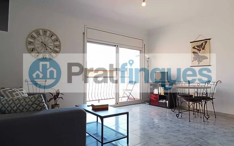 ¡Descubre este fantástico ático en el encantador casco antiguo de El Prat de Llobregat! Con una superficie útil de 98 m² y una impresionante terraza a nivel de 49 m², este hogar ofrece un espacio luminoso y versátil, perfecto para quienes buscan comodidad y estilo en un entorno privilegiado.   Este ático cuenta con 3 habitaciones: una sencilla y dos dobles, incluyendo una suite de 12 m² con baño completo de 7 m² y salida directa a la terraza. La habitación individual dispone de armario empotrado y acceso a uno de los dos balcones, ideales para disfrutar del aire libre y las vistas. El salón comedor de 18 m² se conecta directamente con la cocina mediante puertas deslizantes, creando un espacio abierto y moderno de aproximadamente 25 m² que invita a compartir momentos en familia o con amigos. Desde aquí, también se accede a la galería, perfecta para tareas domésticas o almacenamiento adicional.   La vivienda es totalmente exterior, lo que garantiza una excelente iluminación natural en todos sus ambientes. Además, al ser el único piso del rellano en una tercera planta real (sin ascensor),ofrece mayor privacidad y tranquilidad.   Vivir en El Prat de Llobregat significa disfrutar de un entorno lleno de ventajas: zonas comerciales y restauración cercanas para satisfacer todos tus gustos, excelentes conexiones de transporte público que facilitan desplazarse rápidamente a Barcelona, así como la proximidad al Aeropuerto y al puerto, ideales para viajeros frecuentes o profesionales del sector logístico. La ciudad también cuenta con centros educativos desde infantil hasta formación profesional, asegurando una educación completa para toda la familia.   No pierdas la oportunidad de hacerte con este luminoso ático en un enclave privilegiado. ¡Tu nuevo hogar te espera en El Prat de Llobregat! Desde Pratfinques, te realizamos todos los trámites de la compraventa y a la obtención de la financiación hipotecaria, liquidación de los impuestos y, inscripción registral. -              El precio de venta del inmueble, no incluye impuestos ni tasas. (ITPADJ) -              La plusvalía (Impuesto sobre el Incremento de Valor de los Terrenos Urbanos) es a cargo del vendedor. -              En Pratfinques, NO COBRAMOS LOS HONORARIOS AL COMPRADOR, están incluidos en el precio de venta publicado.