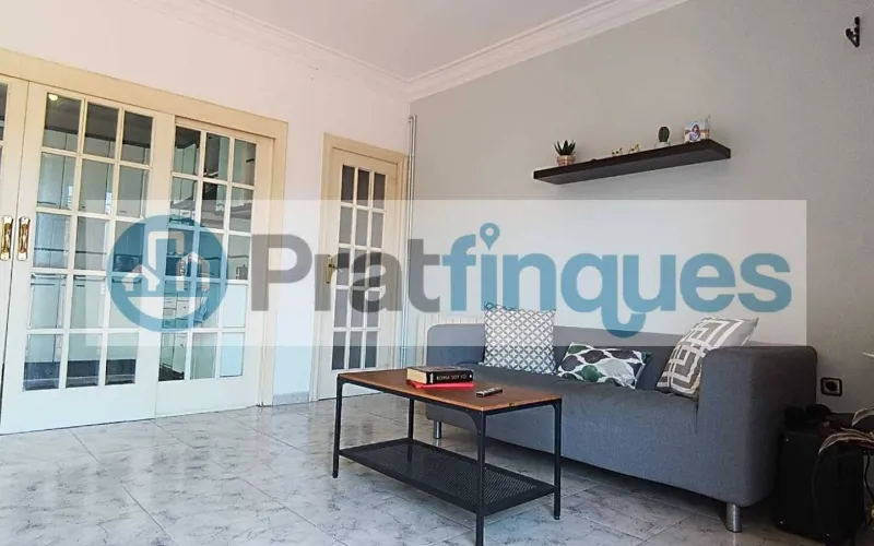 ¡Descubre este fantástico ático en el encantador casco antiguo de El Prat de Llobregat! Con una superficie útil de 98 m² y una impresionante terraza a nivel de 49 m², este hogar ofrece un espacio luminoso y versátil, perfecto para quienes buscan comodidad y estilo en un entorno privilegiado.   Este ático cuenta con 3 habitaciones: una sencilla y dos dobles, incluyendo una suite de 12 m² con baño completo de 7 m² y salida directa a la terraza. La habitación individual dispone de armario empotrado y acceso a uno de los dos balcones, ideales para disfrutar del aire libre y las vistas. El salón comedor de 18 m² se conecta directamente con la cocina mediante puertas deslizantes, creando un espacio abierto y moderno de aproximadamente 25 m² que invita a compartir momentos en familia o con amigos. Desde aquí, también se accede a la galería, perfecta para tareas domésticas o almacenamiento adicional.   La vivienda es totalmente exterior, lo que garantiza una excelente iluminación natural en todos sus ambientes. Además, al ser el único piso del rellano en una tercera planta real (sin ascensor),ofrece mayor privacidad y tranquilidad.   Vivir en El Prat de Llobregat significa disfrutar de un entorno lleno de ventajas: zonas comerciales y restauración cercanas para satisfacer todos tus gustos, excelentes conexiones de transporte público que facilitan desplazarse rápidamente a Barcelona, así como la proximidad al Aeropuerto y al puerto, ideales para viajeros frecuentes o profesionales del sector logístico. La ciudad también cuenta con centros educativos desde infantil hasta formación profesional, asegurando una educación completa para toda la familia.   No pierdas la oportunidad de hacerte con este luminoso ático en un enclave privilegiado. ¡Tu nuevo hogar te espera en El Prat de Llobregat! Desde Pratfinques, te realizamos todos los trámites de la compraventa y a la obtención de la financiación hipotecaria, liquidación de los impuestos y, inscripción registral. -              El precio de venta del inmueble, no incluye impuestos ni tasas. (ITPADJ) -              La plusvalía (Impuesto sobre el Incremento de Valor de los Terrenos Urbanos) es a cargo del vendedor. -              En Pratfinques, NO COBRAMOS LOS HONORARIOS AL COMPRADOR, están incluidos en el precio de venta publicado.