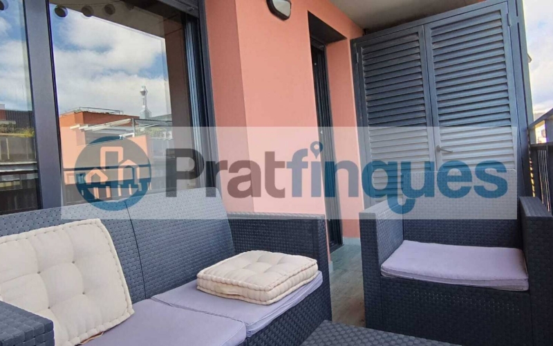 ¡Descubre tu nuevo hogar en El Prat! Te presentamos este espectacular piso de obra seminueva (2013),completamente exterior y lleno de luz natural. Con una superficie útil de 84 m² y 97 m² construidos, este inmueble ofrece un espacio ideal para disfrutar de la comodidad y el estilo. La vivienda cuenta con 3 habitaciones, incluyendo una elegante suite de 12 m² con baño completo (plato de ducha),además de 2 acogedoras habitaciones individuales de 8 m² cada una. El amplio salón-comedor de 22 m² y la cocina independiente de 9 m² son perfectos para compartir momentos inolvidables, ambos con acceso directo a un encantador balcón de 7 m². Disfruta de acabados de calidad, como ventanas de aluminio con rotura de puente térmico y doble cristal, suelos de parqué laminado AC5 en roble y puertas de haya vaporizada. La calefacción de gas natural y el aire acondicionado por splits garantizan tu confort en cualquier época del año. Además, este piso incluye una plaza de parking para coche mediano-grande y moto, así como 2 plazas para bicicletas en una jaula cerrada con llave. La finca cuenta con ascensor, brindando mayor comodidad en tu día a día. Ubicado en una de las zonas más destacadas de El Prat, disfrutarás de un entorno tranquilo, pero a solo unos pasos de Plaza Catalunya. Con fácil acceso a la estación de metro L9 (Cèntric) que te lleva al Aeropuerto y paradas de bus L20 y PR5, la ubicación es inmejorable. ¡No dejes pasar esta oportunidad! Ven a visitar tu futuro hogar y enamórate de cada rincón. ¡Te esperamos! Vivienda de Protección Oficial (VPO) NOTA: De interés para posibles compradores. - Los obtantes a la adquisición y compra del inmuebe, deben estar inscritos en el Registro de l’Agència de l’Habitatge de Catalunya con Protección Oficial. - Deberán destinar el bien como domicilio habitual y permanente. - Que un adquiriente NO supere ingresos anuales de 69.759€ - Para dos adquirientes (compradores) NO superar ingresos anuales de 71.916€  Desde Pratfinques, te realizamos todos los trámites de la compraventa y a la obtención de la financiación hipotecaria, liquidación de los impuestos y, inscripción registral. -              El precio de venta del inmueble, no incluye impuestos ni tasas. (ITPAJD) -              La plusvalía (Impuesto sobre el Incremento de Valor de los Terrenos Urbanos) es a cargo del vendedor. -              En Pratfinques, NO COBRAMOS LOS HONORARIOS AL COMPRADOR, están incluidos en el precio de venta publicado.