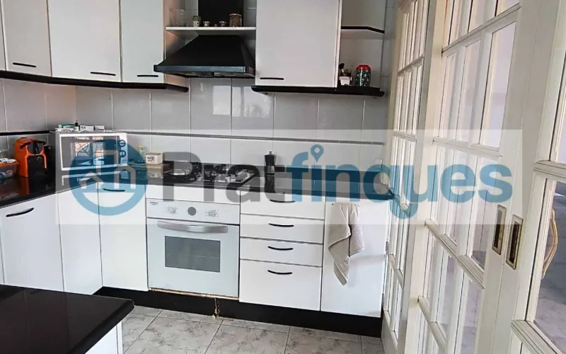 ¡Descubre este fantástico ático en el encantador casco antiguo de El Prat de Llobregat! Con una superficie útil de 98 m² y una impresionante terraza a nivel de 49 m², este hogar ofrece un espacio luminoso y versátil, perfecto para quienes buscan comodidad y estilo en un entorno privilegiado.   Este ático cuenta con 3 habitaciones: una sencilla y dos dobles, incluyendo una suite de 12 m² con baño completo de 7 m² y salida directa a la terraza. La habitación individual dispone de armario empotrado y acceso a uno de los dos balcones, ideales para disfrutar del aire libre y las vistas. El salón comedor de 18 m² se conecta directamente con la cocina mediante puertas deslizantes, creando un espacio abierto y moderno de aproximadamente 25 m² que invita a compartir momentos en familia o con amigos. Desde aquí, también se accede a la galería, perfecta para tareas domésticas o almacenamiento adicional.   La vivienda es totalmente exterior, lo que garantiza una excelente iluminación natural en todos sus ambientes. Además, al ser el único piso del rellano en una tercera planta real (sin ascensor),ofrece mayor privacidad y tranquilidad.   Vivir en El Prat de Llobregat significa disfrutar de un entorno lleno de ventajas: zonas comerciales y restauración cercanas para satisfacer todos tus gustos, excelentes conexiones de transporte público que facilitan desplazarse rápidamente a Barcelona, así como la proximidad al Aeropuerto y al puerto, ideales para viajeros frecuentes o profesionales del sector logístico. La ciudad también cuenta con centros educativos desde infantil hasta formación profesional, asegurando una educación completa para toda la familia.   No pierdas la oportunidad de hacerte con este luminoso ático en un enclave privilegiado. ¡Tu nuevo hogar te espera en El Prat de Llobregat! Desde Pratfinques, te realizamos todos los trámites de la compraventa y a la obtención de la financiación hipotecaria, liquidación de los impuestos y, inscripción registral. -              El precio de venta del inmueble, no incluye impuestos ni tasas. (ITPADJ) -              La plusvalía (Impuesto sobre el Incremento de Valor de los Terrenos Urbanos) es a cargo del vendedor. -              En Pratfinques, NO COBRAMOS LOS HONORARIOS AL COMPRADOR, están incluidos en el precio de venta publicado.