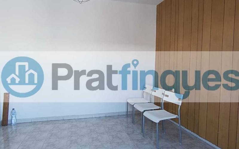 ¡Vive en el ático de tus sueños en El Prat de Llobregat!   Este encantador ático de 48 m² construidos y 45 m² útiles te ofrece un espacio luminoso y acogedor, ideal para jóvenes, singles o como primera vivienda. Distribuido en 2 habitaciones —una doble y otra sencilla—, cocina integrada en el salón-comedor, baño completo y una fantástica terraza a nivel de 21 m² que te permitirá disfrutar del aire libre y vistas despejadas. Con orientación Sur-Norte, recibe luz solar durante todo el día, gracias a sus amplias ventanas y buena orientación.   ¿Buscas un hogar que combine comodidad, naturaleza y excelente conexión con la ciudad? Este espectacular ático en El Prat de Llobregat es la opción perfecta para ti. Situado a solo unos minutos de Barcelona, podrás disfrutar de la vibrante capital catalana sin renunciar a la tranquilidad de una zona residencial.   Su ubicación privilegiada te permite acceder fácilmente al aeropuerto internacional Josep Tarradellas, ideal para viajeros frecuentes o quienes disfrutan de explorar el mundo. Además, estarás cerca del Puerto de Barcelona, facilitando tus desplazamientos marítimos y actividades náuticas.   ¿Amante del sol y la playa? La playa de El Prat de Llobregat está a pocos minutos, ofreciéndote un espacio perfecto para relajarte, practicar deportes acuáticos o dar largos paseos junto al mar.   Para los amantes del deporte y el bienestar, El Prat de Llobregat cuenta con acceso directo a caminos ideales para running y ciclismo, permitiéndote mantenerte activo rodeado de naturaleza. Y si necesitas desplazarte por la ciudad o hacia otros puntos de interés, la línea 9 del metro te conecta rápidamente con la ciudad de Barcelona y el Aeropuerto de El Prat.   Aunque el edificio no cuenta con ascensor, su ubicación cerca de todos los servicios comerciales y transporte público hace que sea una opción muy conveniente.   No pierdas la oportunidad de vivir en un espacio único que combina comodidad, naturaleza y conectividad.   ¡Contáctanos hoy mismo y haz realidad el sueño de tu nuevo hogar en El Prat de Llobregat! Desde Pratfinques, te realizamos todos los trámites de la compraventa y a la obtención de la financiación hipotecaria, liquidación de los impuestos y, inscripción registral. -              El precio de venta del inmueble, no incluye impuestos ni tasas. (ITPADJ) -              La plusvalía (Impuesto sobre el Incremento de Valor de los Terrenos Urbanos) es a cargo del vendedor. -              En Pratfinques, NO COBRAMOS LOS HONORARIOS AL COMPRADOR, están incluidos en el precio de venta publicado.