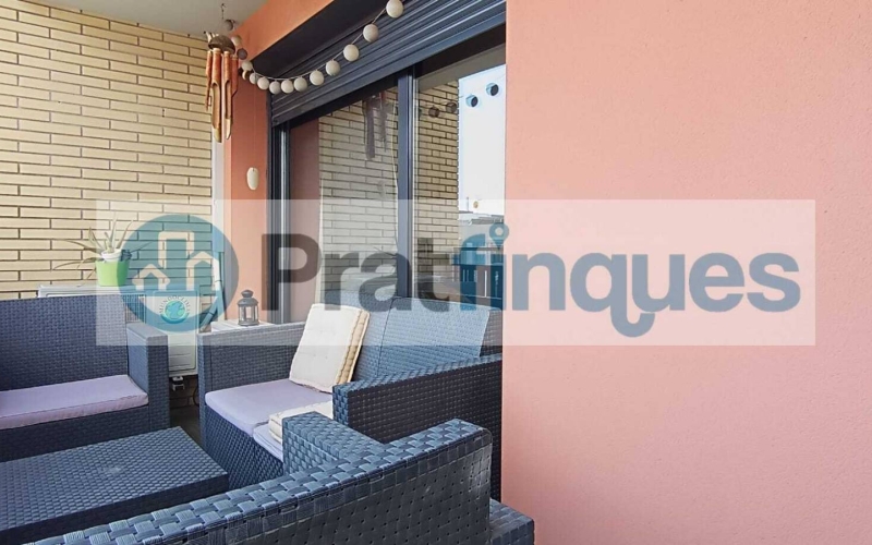 ¡Descubre tu nuevo hogar en El Prat! Te presentamos este espectacular piso de obra seminueva (2013),completamente exterior y lleno de luz natural. Con una superficie útil de 84 m² y 97 m² construidos, este inmueble ofrece un espacio ideal para disfrutar de la comodidad y el estilo. La vivienda cuenta con 3 habitaciones, incluyendo una elegante suite de 12 m² con baño completo (plato de ducha),además de 2 acogedoras habitaciones individuales de 8 m² cada una. El amplio salón-comedor de 22 m² y la cocina independiente de 9 m² son perfectos para compartir momentos inolvidables, ambos con acceso directo a un encantador balcón de 7 m². Disfruta de acabados de calidad, como ventanas de aluminio con rotura de puente térmico y doble cristal, suelos de parqué laminado AC5 en roble y puertas de haya vaporizada. La calefacción de gas natural y el aire acondicionado por splits garantizan tu confort en cualquier época del año. Además, este piso incluye una plaza de parking para coche mediano-grande y moto, así como 2 plazas para bicicletas en una jaula cerrada con llave. La finca cuenta con ascensor, brindando mayor comodidad en tu día a día. Ubicado en una de las zonas más destacadas de El Prat, disfrutarás de un entorno tranquilo, pero a solo unos pasos de Plaza Catalunya. Con fácil acceso a la estación de metro L9 (Cèntric) que te lleva al Aeropuerto y paradas de bus L20 y PR5, la ubicación es inmejorable. ¡No dejes pasar esta oportunidad! Ven a visitar tu futuro hogar y enamórate de cada rincón. ¡Te esperamos! Vivienda de Protección Oficial (VPO) NOTA: De interés para posibles compradores. - Los obtantes a la adquisición y compra del inmuebe, deben estar inscritos en el Registro de l’Agència de l’Habitatge de Catalunya con Protección Oficial. - Deberán destinar el bien como domicilio habitual y permanente. - Que un adquiriente NO supere ingresos anuales de 69.759€ - Para dos adquirientes (compradores) NO superar ingresos anuales de 71.916€  Desde Pratfinques, te realizamos todos los trámites de la compraventa y a la obtención de la financiación hipotecaria, liquidación de los impuestos y, inscripción registral. -              El precio de venta del inmueble, no incluye impuestos ni tasas. (ITPAJD) -              La plusvalía (Impuesto sobre el Incremento de Valor de los Terrenos Urbanos) es a cargo del vendedor. -              En Pratfinques, NO COBRAMOS LOS HONORARIOS AL COMPRADOR, están incluidos en el precio de venta publicado.