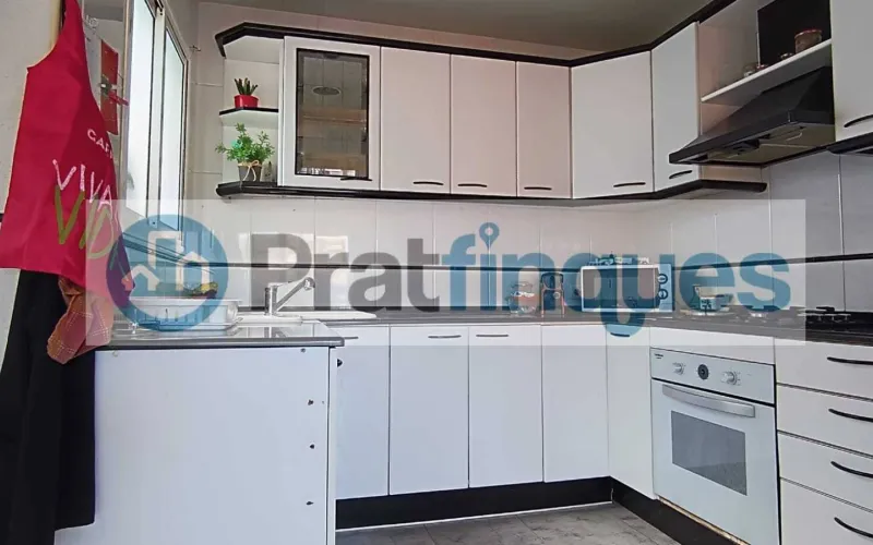 ¡Descubre este fantástico ático en el encantador casco antiguo de El Prat de Llobregat! Con una superficie útil de 98 m² y una impresionante terraza a nivel de 49 m², este hogar ofrece un espacio luminoso y versátil, perfecto para quienes buscan comodidad y estilo en un entorno privilegiado.   Este ático cuenta con 3 habitaciones: una sencilla y dos dobles, incluyendo una suite de 12 m² con baño completo de 7 m² y salida directa a la terraza. La habitación individual dispone de armario empotrado y acceso a uno de los dos balcones, ideales para disfrutar del aire libre y las vistas. El salón comedor de 18 m² se conecta directamente con la cocina mediante puertas deslizantes, creando un espacio abierto y moderno de aproximadamente 25 m² que invita a compartir momentos en familia o con amigos. Desde aquí, también se accede a la galería, perfecta para tareas domésticas o almacenamiento adicional.   La vivienda es totalmente exterior, lo que garantiza una excelente iluminación natural en todos sus ambientes. Además, al ser el único piso del rellano en una tercera planta real (sin ascensor),ofrece mayor privacidad y tranquilidad.   Vivir en El Prat de Llobregat significa disfrutar de un entorno lleno de ventajas: zonas comerciales y restauración cercanas para satisfacer todos tus gustos, excelentes conexiones de transporte público que facilitan desplazarse rápidamente a Barcelona, así como la proximidad al Aeropuerto y al puerto, ideales para viajeros frecuentes o profesionales del sector logístico. La ciudad también cuenta con centros educativos desde infantil hasta formación profesional, asegurando una educación completa para toda la familia.   No pierdas la oportunidad de hacerte con este luminoso ático en un enclave privilegiado. ¡Tu nuevo hogar te espera en El Prat de Llobregat! Desde Pratfinques, te realizamos todos los trámites de la compraventa y a la obtención de la financiación hipotecaria, liquidación de los impuestos y, inscripción registral. -              El precio de venta del inmueble, no incluye impuestos ni tasas. (ITPADJ) -              La plusvalía (Impuesto sobre el Incremento de Valor de los Terrenos Urbanos) es a cargo del vendedor. -              En Pratfinques, NO COBRAMOS LOS HONORARIOS AL COMPRADOR, están incluidos en el precio de venta publicado.