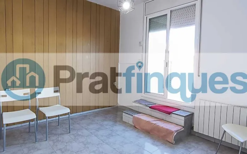 ¡Vive en el ático de tus sueños en El Prat de Llobregat!   Este encantador ático de 48 m² construidos y 45 m² útiles te ofrece un espacio luminoso y acogedor, ideal para jóvenes, singles o como primera vivienda. Distribuido en 2 habitaciones —una doble y otra sencilla—, cocina integrada en el salón-comedor, baño completo y una fantástica terraza a nivel de 21 m² que te permitirá disfrutar del aire libre y vistas despejadas. Con orientación Sur-Norte, recibe luz solar durante todo el día, gracias a sus amplias ventanas y buena orientación.   ¿Buscas un hogar que combine comodidad, naturaleza y excelente conexión con la ciudad? Este espectacular ático en El Prat de Llobregat es la opción perfecta para ti. Situado a solo unos minutos de Barcelona, podrás disfrutar de la vibrante capital catalana sin renunciar a la tranquilidad de una zona residencial.   Su ubicación privilegiada te permite acceder fácilmente al aeropuerto internacional Josep Tarradellas, ideal para viajeros frecuentes o quienes disfrutan de explorar el mundo. Además, estarás cerca del Puerto de Barcelona, facilitando tus desplazamientos marítimos y actividades náuticas.   ¿Amante del sol y la playa? La playa de El Prat de Llobregat está a pocos minutos, ofreciéndote un espacio perfecto para relajarte, practicar deportes acuáticos o dar largos paseos junto al mar.   Para los amantes del deporte y el bienestar, El Prat de Llobregat cuenta con acceso directo a caminos ideales para running y ciclismo, permitiéndote mantenerte activo rodeado de naturaleza. Y si necesitas desplazarte por la ciudad o hacia otros puntos de interés, la línea 9 del metro te conecta rápidamente con la ciudad de Barcelona y el Aeropuerto de El Prat.   Aunque el edificio no cuenta con ascensor, su ubicación cerca de todos los servicios comerciales y transporte público hace que sea una opción muy conveniente.   No pierdas la oportunidad de vivir en un espacio único que combina comodidad, naturaleza y conectividad.   ¡Contáctanos hoy mismo y haz realidad el sueño de tu nuevo hogar en El Prat de Llobregat! Desde Pratfinques, te realizamos todos los trámites de la compraventa y a la obtención de la financiación hipotecaria, liquidación de los impuestos y, inscripción registral. -              El precio de venta del inmueble, no incluye impuestos ni tasas. (ITPADJ) -              La plusvalía (Impuesto sobre el Incremento de Valor de los Terrenos Urbanos) es a cargo del vendedor. -              En Pratfinques, NO COBRAMOS LOS HONORARIOS AL COMPRADOR, están incluidos en el precio de venta publicado.