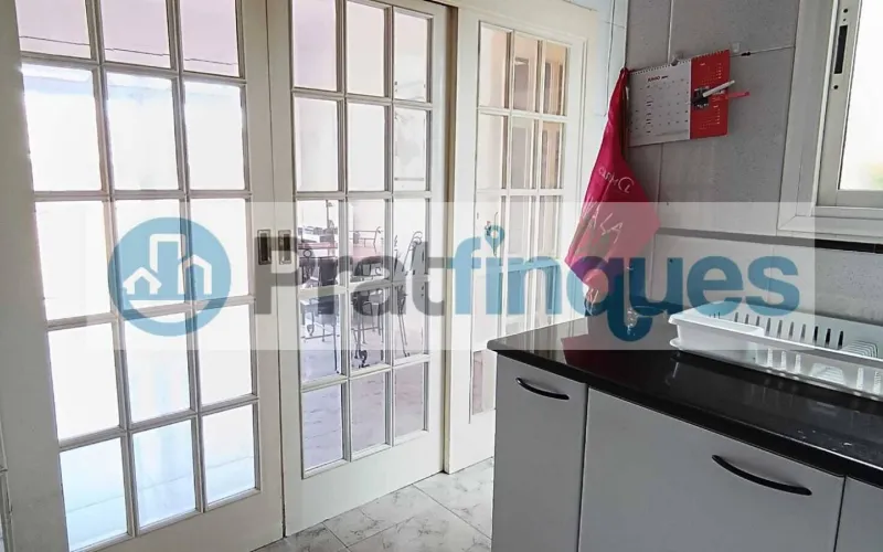 ¡Descubre este fantástico ático en el encantador casco antiguo de El Prat de Llobregat! Con una superficie útil de 98 m² y una impresionante terraza a nivel de 49 m², este hogar ofrece un espacio luminoso y versátil, perfecto para quienes buscan comodidad y estilo en un entorno privilegiado.   Este ático cuenta con 3 habitaciones: una sencilla y dos dobles, incluyendo una suite de 12 m² con baño completo de 7 m² y salida directa a la terraza. La habitación individual dispone de armario empotrado y acceso a uno de los dos balcones, ideales para disfrutar del aire libre y las vistas. El salón comedor de 18 m² se conecta directamente con la cocina mediante puertas deslizantes, creando un espacio abierto y moderno de aproximadamente 25 m² que invita a compartir momentos en familia o con amigos. Desde aquí, también se accede a la galería, perfecta para tareas domésticas o almacenamiento adicional.   La vivienda es totalmente exterior, lo que garantiza una excelente iluminación natural en todos sus ambientes. Además, al ser el único piso del rellano en una tercera planta real (sin ascensor),ofrece mayor privacidad y tranquilidad.   Vivir en El Prat de Llobregat significa disfrutar de un entorno lleno de ventajas: zonas comerciales y restauración cercanas para satisfacer todos tus gustos, excelentes conexiones de transporte público que facilitan desplazarse rápidamente a Barcelona, así como la proximidad al Aeropuerto y al puerto, ideales para viajeros frecuentes o profesionales del sector logístico. La ciudad también cuenta con centros educativos desde infantil hasta formación profesional, asegurando una educación completa para toda la familia.   No pierdas la oportunidad de hacerte con este luminoso ático en un enclave privilegiado. ¡Tu nuevo hogar te espera en El Prat de Llobregat! Desde Pratfinques, te realizamos todos los trámites de la compraventa y a la obtención de la financiación hipotecaria, liquidación de los impuestos y, inscripción registral. -              El precio de venta del inmueble, no incluye impuestos ni tasas. (ITPADJ) -              La plusvalía (Impuesto sobre el Incremento de Valor de los Terrenos Urbanos) es a cargo del vendedor. -              En Pratfinques, NO COBRAMOS LOS HONORARIOS AL COMPRADOR, están incluidos en el precio de venta publicado.