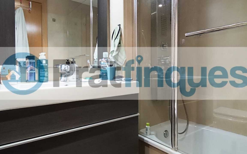 ¡Descubre tu nuevo hogar en el corazón de la ciudad! Este encantador piso de 1 habitación te ofrece todo lo que necesitas para vivir cómodamente. Con una superficie de 61m² construidos y 51m² útiles, disfrutarás de espacios bien distribuidos, como un salón-comedor independiente y una amplia cocina americana de 23m². La habitación doble de 12m² es perfecta para descansar, mientras que el baño completo con bañera añade un toque de lujo a tu rutina diaria. La orientación oeste garantiza luz natural durante toda la tarde, y el balcón es ideal para relajarte al aire libre. Además, el piso cuenta con carpintería exterior de aluminio con doble cristal tipo climalit y suelo de parqué laminado AC5, asegurando confort y eficiencia energética. El edificio seminuevo de obra vista, construido en 2007, dispone de ascensor y una plaza de garaje incluida en el precio. Ubicado en una zona céntrica, tendrás a tu alcance una amplia variedad de servicios comerciales, restaurantes y transporte público. A solo 7 minutos de la parada de metro L9 (Les Moreres),tendrás fácil acceso a Barcelona Capital y al Aeropuerto Internacional de Barcelona. No pierdas la oportunidad de vivir en este acogedor piso que combina comodidad, estilo y una ubicación inmejorable. ¡Ven a visitarlo! Desde Pratfinques, te realizamos todos los trámites de la compraventa y a la obtención de la financiación hipotecaria, liquidación de los impuestos y, inscripción registral. -              El precio de venta del inmueble, no incluye impuestos ni tasas. (ITPADJ) -              La plusvalía (Impuesto sobre el Incremento de Valor de los Terrenos Urbanos) es a cargo del vendedor. -              En Pratfinques, NO COBRAMOS LOS HONORARIOS AL COMPRADOR, están incluidos en el precio de venta publicado.