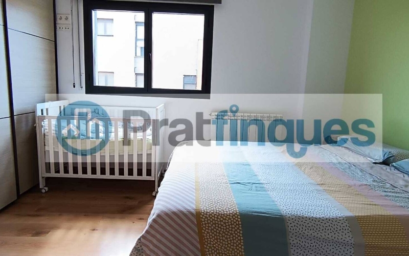 ¡Descubre tu nuevo hogar en El Prat! Te presentamos este espectacular piso de obra seminueva (2013),completamente exterior y lleno de luz natural. Con una superficie útil de 84 m² y 97 m² construidos, este inmueble ofrece un espacio ideal para disfrutar de la comodidad y el estilo. La vivienda cuenta con 3 habitaciones, incluyendo una elegante suite de 12 m² con baño completo (plato de ducha),además de 2 acogedoras habitaciones individuales de 8 m² cada una. El amplio salón-comedor de 22 m² y la cocina independiente de 9 m² son perfectos para compartir momentos inolvidables, ambos con acceso directo a un encantador balcón de 7 m². Disfruta de acabados de calidad, como ventanas de aluminio con rotura de puente térmico y doble cristal, suelos de parqué laminado AC5 en roble y puertas de haya vaporizada. La calefacción de gas natural y el aire acondicionado por splits garantizan tu confort en cualquier época del año. Además, este piso incluye una plaza de parking para coche mediano-grande y moto, así como 2 plazas para bicicletas en una jaula cerrada con llave. La finca cuenta con ascensor, brindando mayor comodidad en tu día a día. Ubicado en una de las zonas más destacadas de El Prat, disfrutarás de un entorno tranquilo, pero a solo unos pasos de Plaza Catalunya. Con fácil acceso a la estación de metro L9 (Cèntric) que te lleva al Aeropuerto y paradas de bus L20 y PR5, la ubicación es inmejorable. ¡No dejes pasar esta oportunidad! Ven a visitar tu futuro hogar y enamórate de cada rincón. ¡Te esperamos! Vivienda de Protección Oficial (VPO) NOTA: De interés para posibles compradores. - Los obtantes a la adquisición y compra del inmuebe, deben estar inscritos en el Registro de l’Agència de l’Habitatge de Catalunya con Protección Oficial. - Deberán destinar el bien como domicilio habitual y permanente. - Que un adquiriente NO supere ingresos anuales de 69.759€ - Para dos adquirientes (compradores) NO superar ingresos anuales de 71.916€  Desde Pratfinques, te realizamos todos los trámites de la compraventa y a la obtención de la financiación hipotecaria, liquidación de los impuestos y, inscripción registral. -              El precio de venta del inmueble, no incluye impuestos ni tasas. (ITPAJD) -              La plusvalía (Impuesto sobre el Incremento de Valor de los Terrenos Urbanos) es a cargo del vendedor. -              En Pratfinques, NO COBRAMOS LOS HONORARIOS AL COMPRADOR, están incluidos en el precio de venta publicado.