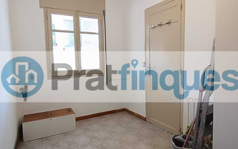 ¡Vive en el ático de tus sueños en El Prat de Llobregat!   Este encantador ático de 48 m² construidos y 45 m² útiles te ofrece un espacio luminoso y acogedor, ideal para jóvenes, singles o como primera vivienda. Distribuido en 2 habitaciones —una doble y otra sencilla—, cocina integrada en el salón-comedor, baño completo y una fantástica terraza a nivel de 21 m² que te permitirá disfrutar del aire libre y vistas despejadas. Con orientación Sur-Norte, recibe luz solar durante todo el día, gracias a sus amplias ventanas y buena orientación.   ¿Buscas un hogar que combine comodidad, naturaleza y excelente conexión con la ciudad? Este espectacular ático en El Prat de Llobregat es la opción perfecta para ti. Situado a solo unos minutos de Barcelona, podrás disfrutar de la vibrante capital catalana sin renunciar a la tranquilidad de una zona residencial.   Su ubicación privilegiada te permite acceder fácilmente al aeropuerto internacional Josep Tarradellas, ideal para viajeros frecuentes o quienes disfrutan de explorar el mundo. Además, estarás cerca del Puerto de Barcelona, facilitando tus desplazamientos marítimos y actividades náuticas.   ¿Amante del sol y la playa? La playa de El Prat de Llobregat está a pocos minutos, ofreciéndote un espacio perfecto para relajarte, practicar deportes acuáticos o dar largos paseos junto al mar.   Para los amantes del deporte y el bienestar, El Prat de Llobregat cuenta con acceso directo a caminos ideales para running y ciclismo, permitiéndote mantenerte activo rodeado de naturaleza. Y si necesitas desplazarte por la ciudad o hacia otros puntos de interés, la línea 9 del metro te conecta rápidamente con la ciudad de Barcelona y el Aeropuerto de El Prat.   Aunque el edificio no cuenta con ascensor, su ubicación cerca de todos los servicios comerciales y transporte público hace que sea una opción muy conveniente.   No pierdas la oportunidad de vivir en un espacio único que combina comodidad, naturaleza y conectividad.   ¡Contáctanos hoy mismo y haz realidad el sueño de tu nuevo hogar en El Prat de Llobregat! Desde Pratfinques, te realizamos todos los trámites de la compraventa y a la obtención de la financiación hipotecaria, liquidación de los impuestos y, inscripción registral. -              El precio de venta del inmueble, no incluye impuestos ni tasas. (ITPADJ) -              La plusvalía (Impuesto sobre el Incremento de Valor de los Terrenos Urbanos) es a cargo del vendedor. -              En Pratfinques, NO COBRAMOS LOS HONORARIOS AL COMPRADOR, están incluidos en el precio de venta publicado.