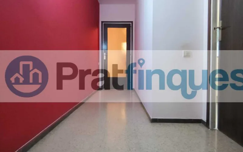 ¡Descubre el potencial de este amplio piso en El Prat de Llobregat! Con una superficie útil de 93 m² en una construcción total de 106 m², esta vivienda ofrece un sinfín de posibilidades para personalizarla a tu gusto. Ubicada en una primera planta con ascensor y acceso adaptado, es ideal para quienes buscan comodidad y accesibilidad. Dispone de tres habitaciones, dos de ellas dobles, un salón comedor de 24 m² con salida a un balcón perfecto para disfrutar del aire libre, y una cocina independiente que conecta con una galería y un patio de luces de uso exclusivo. El baño completo de 8 m² y el aseo de cortesía aseguran el confort diario. Además, tendrás derecho al uso y disfrute del patio interior, un espacio adicional que suma valor a este inmueble. Situado en una zona abastecida con todos los servicios necesarios, estarás cerca de la emblemática Plaza Catalunya, con fácil acceso a las principales vías de entrada y salida de la ciudad. La proximidad a centros educativos y deportivos, así como a zonas verdes, hacen de esta ubicación una opción perfecta para familias y amantes de la vida activa. ¡No pierdas la oportunidad de transformar este piso en tu hogar ideal! Centros de estudios Infantiles, primaria y secundaria (Guardería La Blaveta – Institut Escola Pepa Colomer – Escola galileo Galilei – Institut Ribera Baixa) Cerca de zonas verdes y centros deportivos Sagnier. Desde Pratfinques, te realizamos todos los trámites de la compraventa y a la obtención de la financiación hipotecaria, liquidación de los impuestos y, inscripción registral. -              El precio de venta del inmueble, no incluye impuestos ni tasas. (ITPADJ) -              La plusvalía (Impuesto sobre el Incremento de Valor de los Terrenos Urbanos) es a cargo del vendedor.