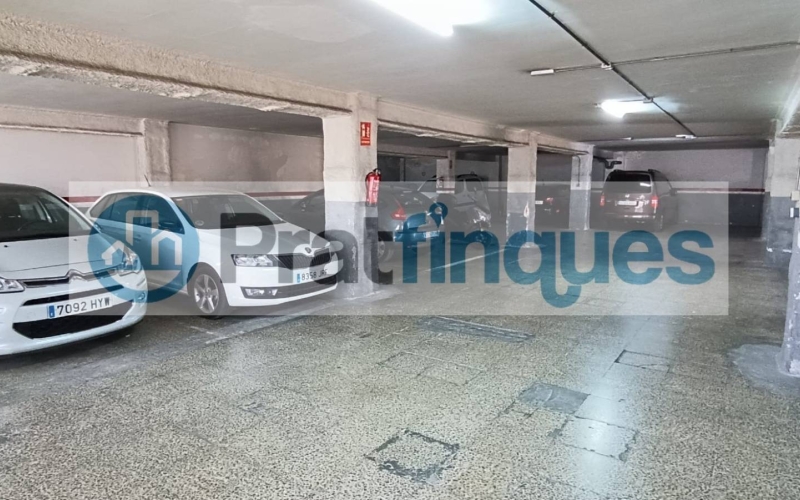 Plaza De Parking En El Casc Antic de EL PRAT DE LLOBREGAT Esta plaza de parking tiene dos accesos, en C/ Castilla y en C/ Pau Casals, y a muy pocos metros de la Avda. Verge de Montserrat. Situada en una 2ª planta del edificio, con acceso peatonal por la escalera independiente y dispone de ascensor. Plaza individual de 11m2. Medidas: Largo 4,90.m Ancho 2,20.mEntrada cómoda con puerta automática con mando a distancia y de fácil acceso. Inmejorable localización. Oportunidad, por precio y zona..!!! Desde Pratfinques, te realizamos todos los trámites de la compraventa y a la obtención de la financiación hipotecaria, liquidación de los impuestos y, inscripción registral. - El precio de venta del inmueble, no incluye impuestos ni tasas. (ITPADJ) - La plusvalía (Impuesto sobre el Incremento de Valor de los Terrenos Urbanos) es a cargo del vendedor. - En Pratfinques, NO COBRAMOS LOS HONORARIOS AL COMPRADOR, están incluidos en el precio de venta publicado.  