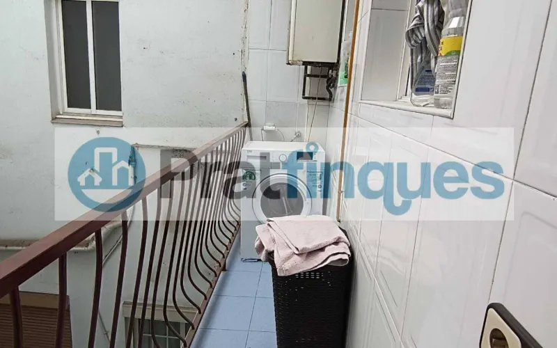 ¡Descubre este fantástico ático en el encantador casco antiguo de El Prat de Llobregat! Con una superficie útil de 98 m² y una impresionante terraza a nivel de 49 m², este hogar ofrece un espacio luminoso y versátil, perfecto para quienes buscan comodidad y estilo en un entorno privilegiado.   Este ático cuenta con 3 habitaciones: una sencilla y dos dobles, incluyendo una suite de 12 m² con baño completo de 7 m² y salida directa a la terraza. La habitación individual dispone de armario empotrado y acceso a uno de los dos balcones, ideales para disfrutar del aire libre y las vistas. El salón comedor de 18 m² se conecta directamente con la cocina mediante puertas deslizantes, creando un espacio abierto y moderno de aproximadamente 25 m² que invita a compartir momentos en familia o con amigos. Desde aquí, también se accede a la galería, perfecta para tareas domésticas o almacenamiento adicional.   La vivienda es totalmente exterior, lo que garantiza una excelente iluminación natural en todos sus ambientes. Además, al ser el único piso del rellano en una tercera planta real (sin ascensor),ofrece mayor privacidad y tranquilidad.   Vivir en El Prat de Llobregat significa disfrutar de un entorno lleno de ventajas: zonas comerciales y restauración cercanas para satisfacer todos tus gustos, excelentes conexiones de transporte público que facilitan desplazarse rápidamente a Barcelona, así como la proximidad al Aeropuerto y al puerto, ideales para viajeros frecuentes o profesionales del sector logístico. La ciudad también cuenta con centros educativos desde infantil hasta formación profesional, asegurando una educación completa para toda la familia.   No pierdas la oportunidad de hacerte con este luminoso ático en un enclave privilegiado. ¡Tu nuevo hogar te espera en El Prat de Llobregat! Desde Pratfinques, te realizamos todos los trámites de la compraventa y a la obtención de la financiación hipotecaria, liquidación de los impuestos y, inscripción registral. -              El precio de venta del inmueble, no incluye impuestos ni tasas. (ITPADJ) -              La plusvalía (Impuesto sobre el Incremento de Valor de los Terrenos Urbanos) es a cargo del vendedor. -              En Pratfinques, NO COBRAMOS LOS HONORARIOS AL COMPRADOR, están incluidos en el precio de venta publicado.