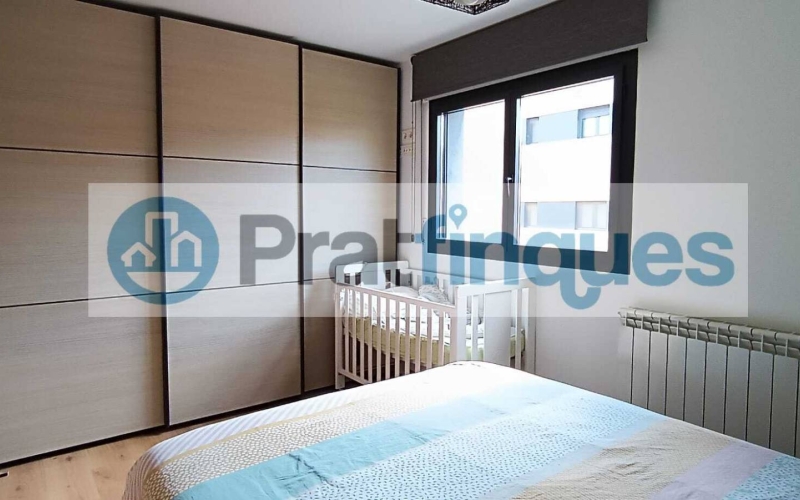 ¡Descubre tu nuevo hogar en El Prat! Te presentamos este espectacular piso de obra seminueva (2013),completamente exterior y lleno de luz natural. Con una superficie útil de 84 m² y 97 m² construidos, este inmueble ofrece un espacio ideal para disfrutar de la comodidad y el estilo. La vivienda cuenta con 3 habitaciones, incluyendo una elegante suite de 12 m² con baño completo (plato de ducha),además de 2 acogedoras habitaciones individuales de 8 m² cada una. El amplio salón-comedor de 22 m² y la cocina independiente de 9 m² son perfectos para compartir momentos inolvidables, ambos con acceso directo a un encantador balcón de 7 m². Disfruta de acabados de calidad, como ventanas de aluminio con rotura de puente térmico y doble cristal, suelos de parqué laminado AC5 en roble y puertas de haya vaporizada. La calefacción de gas natural y el aire acondicionado por splits garantizan tu confort en cualquier época del año. Además, este piso incluye una plaza de parking para coche mediano-grande y moto, así como 2 plazas para bicicletas en una jaula cerrada con llave. La finca cuenta con ascensor, brindando mayor comodidad en tu día a día. Ubicado en una de las zonas más destacadas de El Prat, disfrutarás de un entorno tranquilo, pero a solo unos pasos de Plaza Catalunya. Con fácil acceso a la estación de metro L9 (Cèntric) que te lleva al Aeropuerto y paradas de bus L20 y PR5, la ubicación es inmejorable. ¡No dejes pasar esta oportunidad! Ven a visitar tu futuro hogar y enamórate de cada rincón. ¡Te esperamos! Vivienda de Protección Oficial (VPO) NOTA: De interés para posibles compradores. - Los obtantes a la adquisición y compra del inmuebe, deben estar inscritos en el Registro de l’Agència de l’Habitatge de Catalunya con Protección Oficial. - Deberán destinar el bien como domicilio habitual y permanente. - Que un adquiriente NO supere ingresos anuales de 69.759€ - Para dos adquirientes (compradores) NO superar ingresos anuales de 71.916€  Desde Pratfinques, te realizamos todos los trámites de la compraventa y a la obtención de la financiación hipotecaria, liquidación de los impuestos y, inscripción registral. -              El precio de venta del inmueble, no incluye impuestos ni tasas. (ITPAJD) -              La plusvalía (Impuesto sobre el Incremento de Valor de los Terrenos Urbanos) es a cargo del vendedor. -              En Pratfinques, NO COBRAMOS LOS HONORARIOS AL COMPRADOR, están incluidos en el precio de venta publicado.