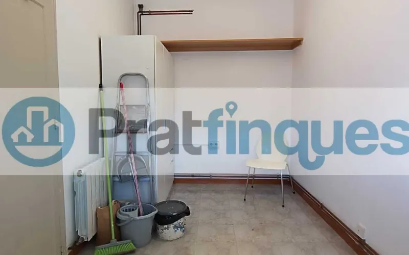 ¡Vive en el ático de tus sueños en El Prat de Llobregat!   Este encantador ático de 48 m² construidos y 45 m² útiles te ofrece un espacio luminoso y acogedor, ideal para jóvenes, singles o como primera vivienda. Distribuido en 2 habitaciones —una doble y otra sencilla—, cocina integrada en el salón-comedor, baño completo y una fantástica terraza a nivel de 21 m² que te permitirá disfrutar del aire libre y vistas despejadas. Con orientación Sur-Norte, recibe luz solar durante todo el día, gracias a sus amplias ventanas y buena orientación.   ¿Buscas un hogar que combine comodidad, naturaleza y excelente conexión con la ciudad? Este espectacular ático en El Prat de Llobregat es la opción perfecta para ti. Situado a solo unos minutos de Barcelona, podrás disfrutar de la vibrante capital catalana sin renunciar a la tranquilidad de una zona residencial.   Su ubicación privilegiada te permite acceder fácilmente al aeropuerto internacional Josep Tarradellas, ideal para viajeros frecuentes o quienes disfrutan de explorar el mundo. Además, estarás cerca del Puerto de Barcelona, facilitando tus desplazamientos marítimos y actividades náuticas.   ¿Amante del sol y la playa? La playa de El Prat de Llobregat está a pocos minutos, ofreciéndote un espacio perfecto para relajarte, practicar deportes acuáticos o dar largos paseos junto al mar.   Para los amantes del deporte y el bienestar, El Prat de Llobregat cuenta con acceso directo a caminos ideales para running y ciclismo, permitiéndote mantenerte activo rodeado de naturaleza. Y si necesitas desplazarte por la ciudad o hacia otros puntos de interés, la línea 9 del metro te conecta rápidamente con la ciudad de Barcelona y el Aeropuerto de El Prat.   Aunque el edificio no cuenta con ascensor, su ubicación cerca de todos los servicios comerciales y transporte público hace que sea una opción muy conveniente.   No pierdas la oportunidad de vivir en un espacio único que combina comodidad, naturaleza y conectividad.   ¡Contáctanos hoy mismo y haz realidad el sueño de tu nuevo hogar en El Prat de Llobregat! Desde Pratfinques, te realizamos todos los trámites de la compraventa y a la obtención de la financiación hipotecaria, liquidación de los impuestos y, inscripción registral. -              El precio de venta del inmueble, no incluye impuestos ni tasas. (ITPADJ) -              La plusvalía (Impuesto sobre el Incremento de Valor de los Terrenos Urbanos) es a cargo del vendedor. -              En Pratfinques, NO COBRAMOS LOS HONORARIOS AL COMPRADOR, están incluidos en el precio de venta publicado.