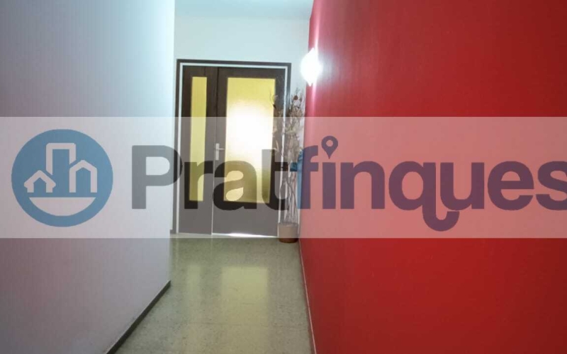¡Descubre el potencial de este amplio piso en El Prat de Llobregat! Con una superficie útil de 93 m² en una construcción total de 106 m², esta vivienda ofrece un sinfín de posibilidades para personalizarla a tu gusto. Ubicada en una primera planta con ascensor y acceso adaptado, es ideal para quienes buscan comodidad y accesibilidad. Dispone de tres habitaciones, dos de ellas dobles, un salón comedor de 24 m² con salida a un balcón perfecto para disfrutar del aire libre, y una cocina independiente que conecta con una galería y un patio de luces de uso exclusivo. El baño completo de 8 m² y el aseo de cortesía aseguran el confort diario. Además, tendrás derecho al uso y disfrute del patio interior, un espacio adicional que suma valor a este inmueble. Situado en una zona abastecida con todos los servicios necesarios, estarás cerca de la emblemática Plaza Catalunya, con fácil acceso a las principales vías de entrada y salida de la ciudad. La proximidad a centros educativos y deportivos, así como a zonas verdes, hacen de esta ubicación una opción perfecta para familias y amantes de la vida activa. ¡No pierdas la oportunidad de transformar este piso en tu hogar ideal! Centros de estudios Infantiles, primaria y secundaria (Guardería La Blaveta – Institut Escola Pepa Colomer – Escola galileo Galilei – Institut Ribera Baixa) Cerca de zonas verdes y centros deportivos Sagnier. Desde Pratfinques, te realizamos todos los trámites de la compraventa y a la obtención de la financiación hipotecaria, liquidación de los impuestos y, inscripción registral. -              El precio de venta del inmueble, no incluye impuestos ni tasas. (ITPADJ) -              La plusvalía (Impuesto sobre el Incremento de Valor de los Terrenos Urbanos) es a cargo del vendedor.