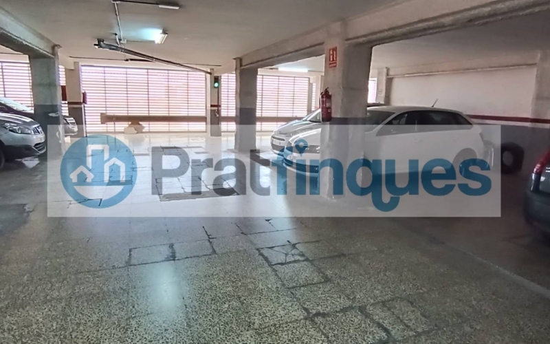 Plaza De Parking En El Casc Antic de EL PRAT DE LLOBREGAT Esta plaza de parking tiene dos accesos, en C/ Castilla y en C/ Pau Casals, y a muy pocos metros de la Avda. Verge de Montserrat. Situada en una 2ª planta del edificio, con acceso peatonal por la escalera independiente y dispone de ascensor. Plaza individual de 11m2. Medidas: Largo 4,90.m Ancho 2,20.mEntrada cómoda con puerta automática con mando a distancia y de fácil acceso. Inmejorable localización. Oportunidad, por precio y zona..!!! Desde Pratfinques, te realizamos todos los trámites de la compraventa y a la obtención de la financiación hipotecaria, liquidación de los impuestos y, inscripción registral. - El precio de venta del inmueble, no incluye impuestos ni tasas. (ITPADJ) - La plusvalía (Impuesto sobre el Incremento de Valor de los Terrenos Urbanos) es a cargo del vendedor. - En Pratfinques, NO COBRAMOS LOS HONORARIOS AL COMPRADOR, están incluidos en el precio de venta publicado.  