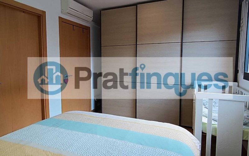 ¡Descubre tu nuevo hogar en El Prat! Te presentamos este espectacular piso de obra seminueva (2013),completamente exterior y lleno de luz natural. Con una superficie útil de 84 m² y 97 m² construidos, este inmueble ofrece un espacio ideal para disfrutar de la comodidad y el estilo. La vivienda cuenta con 3 habitaciones, incluyendo una elegante suite de 12 m² con baño completo (plato de ducha),además de 2 acogedoras habitaciones individuales de 8 m² cada una. El amplio salón-comedor de 22 m² y la cocina independiente de 9 m² son perfectos para compartir momentos inolvidables, ambos con acceso directo a un encantador balcón de 7 m². Disfruta de acabados de calidad, como ventanas de aluminio con rotura de puente térmico y doble cristal, suelos de parqué laminado AC5 en roble y puertas de haya vaporizada. La calefacción de gas natural y el aire acondicionado por splits garantizan tu confort en cualquier época del año. Además, este piso incluye una plaza de parking para coche mediano-grande y moto, así como 2 plazas para bicicletas en una jaula cerrada con llave. La finca cuenta con ascensor, brindando mayor comodidad en tu día a día. Ubicado en una de las zonas más destacadas de El Prat, disfrutarás de un entorno tranquilo, pero a solo unos pasos de Plaza Catalunya. Con fácil acceso a la estación de metro L9 (Cèntric) que te lleva al Aeropuerto y paradas de bus L20 y PR5, la ubicación es inmejorable. ¡No dejes pasar esta oportunidad! Ven a visitar tu futuro hogar y enamórate de cada rincón. ¡Te esperamos! Vivienda de Protección Oficial (VPO) NOTA: De interés para posibles compradores. - Los obtantes a la adquisición y compra del inmuebe, deben estar inscritos en el Registro de l’Agència de l’Habitatge de Catalunya con Protección Oficial. - Deberán destinar el bien como domicilio habitual y permanente. - Que un adquiriente NO supere ingresos anuales de 69.759€ - Para dos adquirientes (compradores) NO superar ingresos anuales de 71.916€  Desde Pratfinques, te realizamos todos los trámites de la compraventa y a la obtención de la financiación hipotecaria, liquidación de los impuestos y, inscripción registral. -              El precio de venta del inmueble, no incluye impuestos ni tasas. (ITPAJD) -              La plusvalía (Impuesto sobre el Incremento de Valor de los Terrenos Urbanos) es a cargo del vendedor. -              En Pratfinques, NO COBRAMOS LOS HONORARIOS AL COMPRADOR, están incluidos en el precio de venta publicado.