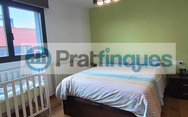 ¡Descubre tu nuevo hogar en El Prat! Te presentamos este espectacular piso de obra seminueva (2013),completamente exterior y lleno de luz natural. Con una superficie útil de 84 m² y 97 m² construidos, este inmueble ofrece un espacio ideal para disfrutar de la comodidad y el estilo. La vivienda cuenta con 3 habitaciones, incluyendo una elegante suite de 12 m² con baño completo (plato de ducha),además de 2 acogedoras habitaciones individuales de 8 m² cada una. El amplio salón-comedor de 22 m² y la cocina independiente de 9 m² son perfectos para compartir momentos inolvidables, ambos con acceso directo a un encantador balcón de 7 m². Disfruta de acabados de calidad, como ventanas de aluminio con rotura de puente térmico y doble cristal, suelos de parqué laminado AC5 en roble y puertas de haya vaporizada. La calefacción de gas natural y el aire acondicionado por splits garantizan tu confort en cualquier época del año. Además, este piso incluye una plaza de parking para coche mediano-grande y moto, así como 2 plazas para bicicletas en una jaula cerrada con llave. La finca cuenta con ascensor, brindando mayor comodidad en tu día a día. Ubicado en una de las zonas más destacadas de El Prat, disfrutarás de un entorno tranquilo, pero a solo unos pasos de Plaza Catalunya. Con fácil acceso a la estación de metro L9 (Cèntric) que te lleva al Aeropuerto y paradas de bus L20 y PR5, la ubicación es inmejorable. ¡No dejes pasar esta oportunidad! Ven a visitar tu futuro hogar y enamórate de cada rincón. ¡Te esperamos! Vivienda de Protección Oficial (VPO) NOTA: De interés para posibles compradores. - Los obtantes a la adquisición y compra del inmuebe, deben estar inscritos en el Registro de l’Agència de l’Habitatge de Catalunya con Protección Oficial. - Deberán destinar el bien como domicilio habitual y permanente. - Que un adquiriente NO supere ingresos anuales de 69.759€ - Para dos adquirientes (compradores) NO superar ingresos anuales de 71.916€  Desde Pratfinques, te realizamos todos los trámites de la compraventa y a la obtención de la financiación hipotecaria, liquidación de los impuestos y, inscripción registral. -              El precio de venta del inmueble, no incluye impuestos ni tasas. (ITPAJD) -              La plusvalía (Impuesto sobre el Incremento de Valor de los Terrenos Urbanos) es a cargo del vendedor. -              En Pratfinques, NO COBRAMOS LOS HONORARIOS AL COMPRADOR, están incluidos en el precio de venta publicado.
