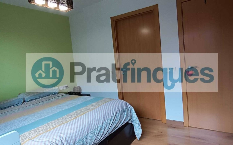 ¡Descubre tu nuevo hogar en El Prat! Te presentamos este espectacular piso de obra seminueva (2013),completamente exterior y lleno de luz natural. Con una superficie útil de 84 m² y 97 m² construidos, este inmueble ofrece un espacio ideal para disfrutar de la comodidad y el estilo. La vivienda cuenta con 3 habitaciones, incluyendo una elegante suite de 12 m² con baño completo (plato de ducha),además de 2 acogedoras habitaciones individuales de 8 m² cada una. El amplio salón-comedor de 22 m² y la cocina independiente de 9 m² son perfectos para compartir momentos inolvidables, ambos con acceso directo a un encantador balcón de 7 m². Disfruta de acabados de calidad, como ventanas de aluminio con rotura de puente térmico y doble cristal, suelos de parqué laminado AC5 en roble y puertas de haya vaporizada. La calefacción de gas natural y el aire acondicionado por splits garantizan tu confort en cualquier época del año. Además, este piso incluye una plaza de parking para coche mediano-grande y moto, así como 2 plazas para bicicletas en una jaula cerrada con llave. La finca cuenta con ascensor, brindando mayor comodidad en tu día a día. Ubicado en una de las zonas más destacadas de El Prat, disfrutarás de un entorno tranquilo, pero a solo unos pasos de Plaza Catalunya. Con fácil acceso a la estación de metro L9 (Cèntric) que te lleva al Aeropuerto y paradas de bus L20 y PR5, la ubicación es inmejorable. ¡No dejes pasar esta oportunidad! Ven a visitar tu futuro hogar y enamórate de cada rincón. ¡Te esperamos! Vivienda de Protección Oficial (VPO) NOTA: De interés para posibles compradores. - Los obtantes a la adquisición y compra del inmuebe, deben estar inscritos en el Registro de l’Agència de l’Habitatge de Catalunya con Protección Oficial. - Deberán destinar el bien como domicilio habitual y permanente. - Que un adquiriente NO supere ingresos anuales de 69.759€ - Para dos adquirientes (compradores) NO superar ingresos anuales de 71.916€  Desde Pratfinques, te realizamos todos los trámites de la compraventa y a la obtención de la financiación hipotecaria, liquidación de los impuestos y, inscripción registral. -              El precio de venta del inmueble, no incluye impuestos ni tasas. (ITPAJD) -              La plusvalía (Impuesto sobre el Incremento de Valor de los Terrenos Urbanos) es a cargo del vendedor. -              En Pratfinques, NO COBRAMOS LOS HONORARIOS AL COMPRADOR, están incluidos en el precio de venta publicado.
