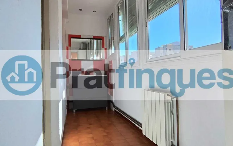 ¡Vive en el ático de tus sueños en El Prat de Llobregat!   Este encantador ático de 48 m² construidos y 45 m² útiles te ofrece un espacio luminoso y acogedor, ideal para jóvenes, singles o como primera vivienda. Distribuido en 2 habitaciones —una doble y otra sencilla—, cocina integrada en el salón-comedor, baño completo y una fantástica terraza a nivel de 21 m² que te permitirá disfrutar del aire libre y vistas despejadas. Con orientación Sur-Norte, recibe luz solar durante todo el día, gracias a sus amplias ventanas y buena orientación.   ¿Buscas un hogar que combine comodidad, naturaleza y excelente conexión con la ciudad? Este espectacular ático en El Prat de Llobregat es la opción perfecta para ti. Situado a solo unos minutos de Barcelona, podrás disfrutar de la vibrante capital catalana sin renunciar a la tranquilidad de una zona residencial.   Su ubicación privilegiada te permite acceder fácilmente al aeropuerto internacional Josep Tarradellas, ideal para viajeros frecuentes o quienes disfrutan de explorar el mundo. Además, estarás cerca del Puerto de Barcelona, facilitando tus desplazamientos marítimos y actividades náuticas.   ¿Amante del sol y la playa? La playa de El Prat de Llobregat está a pocos minutos, ofreciéndote un espacio perfecto para relajarte, practicar deportes acuáticos o dar largos paseos junto al mar.   Para los amantes del deporte y el bienestar, El Prat de Llobregat cuenta con acceso directo a caminos ideales para running y ciclismo, permitiéndote mantenerte activo rodeado de naturaleza. Y si necesitas desplazarte por la ciudad o hacia otros puntos de interés, la línea 9 del metro te conecta rápidamente con la ciudad de Barcelona y el Aeropuerto de El Prat.   Aunque el edificio no cuenta con ascensor, su ubicación cerca de todos los servicios comerciales y transporte público hace que sea una opción muy conveniente.   No pierdas la oportunidad de vivir en un espacio único que combina comodidad, naturaleza y conectividad.   ¡Contáctanos hoy mismo y haz realidad el sueño de tu nuevo hogar en El Prat de Llobregat! Desde Pratfinques, te realizamos todos los trámites de la compraventa y a la obtención de la financiación hipotecaria, liquidación de los impuestos y, inscripción registral. -              El precio de venta del inmueble, no incluye impuestos ni tasas. (ITPADJ) -              La plusvalía (Impuesto sobre el Incremento de Valor de los Terrenos Urbanos) es a cargo del vendedor. -              En Pratfinques, NO COBRAMOS LOS HONORARIOS AL COMPRADOR, están incluidos en el precio de venta publicado.