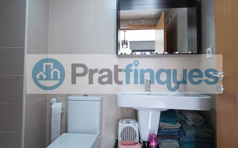 ¡Descubre tu nuevo hogar en El Prat! Te presentamos este espectacular piso de obra seminueva (2013),completamente exterior y lleno de luz natural. Con una superficie útil de 84 m² y 97 m² construidos, este inmueble ofrece un espacio ideal para disfrutar de la comodidad y el estilo. La vivienda cuenta con 3 habitaciones, incluyendo una elegante suite de 12 m² con baño completo (plato de ducha),además de 2 acogedoras habitaciones individuales de 8 m² cada una. El amplio salón-comedor de 22 m² y la cocina independiente de 9 m² son perfectos para compartir momentos inolvidables, ambos con acceso directo a un encantador balcón de 7 m². Disfruta de acabados de calidad, como ventanas de aluminio con rotura de puente térmico y doble cristal, suelos de parqué laminado AC5 en roble y puertas de haya vaporizada. La calefacción de gas natural y el aire acondicionado por splits garantizan tu confort en cualquier época del año. Además, este piso incluye una plaza de parking para coche mediano-grande y moto, así como 2 plazas para bicicletas en una jaula cerrada con llave. La finca cuenta con ascensor, brindando mayor comodidad en tu día a día. Ubicado en una de las zonas más destacadas de El Prat, disfrutarás de un entorno tranquilo, pero a solo unos pasos de Plaza Catalunya. Con fácil acceso a la estación de metro L9 (Cèntric) que te lleva al Aeropuerto y paradas de bus L20 y PR5, la ubicación es inmejorable. ¡No dejes pasar esta oportunidad! Ven a visitar tu futuro hogar y enamórate de cada rincón. ¡Te esperamos! Vivienda de Protección Oficial (VPO) NOTA: De interés para posibles compradores. - Los obtantes a la adquisición y compra del inmuebe, deben estar inscritos en el Registro de l’Agència de l’Habitatge de Catalunya con Protección Oficial. - Deberán destinar el bien como domicilio habitual y permanente. - Que un adquiriente NO supere ingresos anuales de 69.759€ - Para dos adquirientes (compradores) NO superar ingresos anuales de 71.916€  Desde Pratfinques, te realizamos todos los trámites de la compraventa y a la obtención de la financiación hipotecaria, liquidación de los impuestos y, inscripción registral. -              El precio de venta del inmueble, no incluye impuestos ni tasas. (ITPAJD) -              La plusvalía (Impuesto sobre el Incremento de Valor de los Terrenos Urbanos) es a cargo del vendedor. -              En Pratfinques, NO COBRAMOS LOS HONORARIOS AL COMPRADOR, están incluidos en el precio de venta publicado.