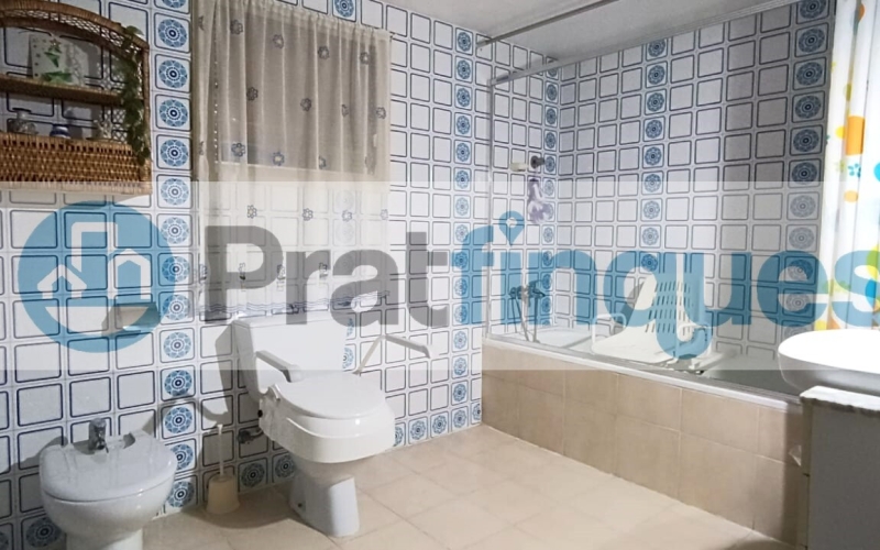 ¡Descubre el potencial de este amplio piso en El Prat de Llobregat! Con una superficie útil de 93 m² en una construcción total de 106 m², esta vivienda ofrece un sinfín de posibilidades para personalizarla a tu gusto. Ubicada en una primera planta con ascensor y acceso adaptado, es ideal para quienes buscan comodidad y accesibilidad. Dispone de tres habitaciones, dos de ellas dobles, un salón comedor de 24 m² con salida a un balcón perfecto para disfrutar del aire libre, y una cocina independiente que conecta con una galería y un patio de luces de uso exclusivo. El baño completo de 8 m² y el aseo de cortesía aseguran el confort diario. Además, tendrás derecho al uso y disfrute del patio interior, un espacio adicional que suma valor a este inmueble. Situado en una zona abastecida con todos los servicios necesarios, estarás cerca de la emblemática Plaza Catalunya, con fácil acceso a las principales vías de entrada y salida de la ciudad. La proximidad a centros educativos y deportivos, así como a zonas verdes, hacen de esta ubicación una opción perfecta para familias y amantes de la vida activa. ¡No pierdas la oportunidad de transformar este piso en tu hogar ideal! Centros de estudios Infantiles, primaria y secundaria (Guardería La Blaveta – Institut Escola Pepa Colomer – Escola galileo Galilei – Institut Ribera Baixa) Cerca de zonas verdes y centros deportivos Sagnier. Desde Pratfinques, te realizamos todos los trámites de la compraventa y a la obtención de la financiación hipotecaria, liquidación de los impuestos y, inscripción registral. -              El precio de venta del inmueble, no incluye impuestos ni tasas. (ITPADJ) -              La plusvalía (Impuesto sobre el Incremento de Valor de los Terrenos Urbanos) es a cargo del vendedor.