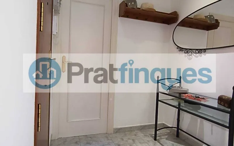 ¡Descubre este fantástico ático en el encantador casco antiguo de El Prat de Llobregat! Con una superficie útil de 98 m² y una impresionante terraza a nivel de 49 m², este hogar ofrece un espacio luminoso y versátil, perfecto para quienes buscan comodidad y estilo en un entorno privilegiado.   Este ático cuenta con 3 habitaciones: una sencilla y dos dobles, incluyendo una suite de 12 m² con baño completo de 7 m² y salida directa a la terraza. La habitación individual dispone de armario empotrado y acceso a uno de los dos balcones, ideales para disfrutar del aire libre y las vistas. El salón comedor de 18 m² se conecta directamente con la cocina mediante puertas deslizantes, creando un espacio abierto y moderno de aproximadamente 25 m² que invita a compartir momentos en familia o con amigos. Desde aquí, también se accede a la galería, perfecta para tareas domésticas o almacenamiento adicional.   La vivienda es totalmente exterior, lo que garantiza una excelente iluminación natural en todos sus ambientes. Además, al ser el único piso del rellano en una tercera planta real (sin ascensor),ofrece mayor privacidad y tranquilidad.   Vivir en El Prat de Llobregat significa disfrutar de un entorno lleno de ventajas: zonas comerciales y restauración cercanas para satisfacer todos tus gustos, excelentes conexiones de transporte público que facilitan desplazarse rápidamente a Barcelona, así como la proximidad al Aeropuerto y al puerto, ideales para viajeros frecuentes o profesionales del sector logístico. La ciudad también cuenta con centros educativos desde infantil hasta formación profesional, asegurando una educación completa para toda la familia.   No pierdas la oportunidad de hacerte con este luminoso ático en un enclave privilegiado. ¡Tu nuevo hogar te espera en El Prat de Llobregat! Desde Pratfinques, te realizamos todos los trámites de la compraventa y a la obtención de la financiación hipotecaria, liquidación de los impuestos y, inscripción registral. -              El precio de venta del inmueble, no incluye impuestos ni tasas. (ITPADJ) -              La plusvalía (Impuesto sobre el Incremento de Valor de los Terrenos Urbanos) es a cargo del vendedor. -              En Pratfinques, NO COBRAMOS LOS HONORARIOS AL COMPRADOR, están incluidos en el precio de venta publicado.