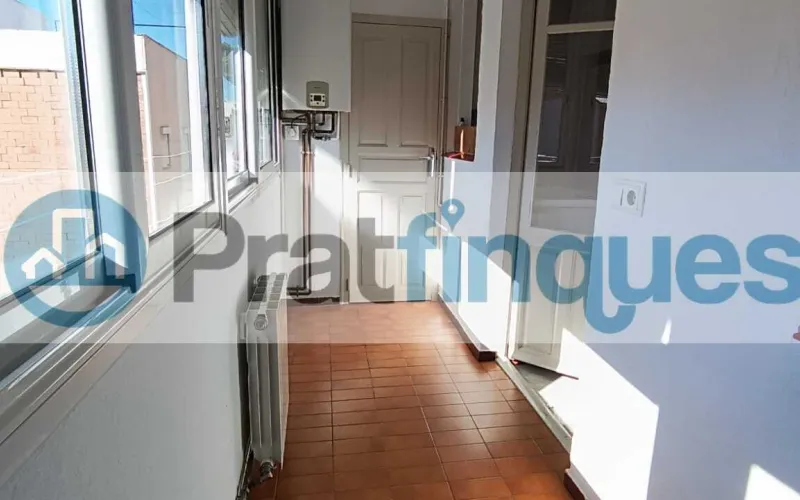 ¡Vive en el ático de tus sueños en El Prat de Llobregat!   Este encantador ático de 48 m² construidos y 45 m² útiles te ofrece un espacio luminoso y acogedor, ideal para jóvenes, singles o como primera vivienda. Distribuido en 2 habitaciones —una doble y otra sencilla—, cocina integrada en el salón-comedor, baño completo y una fantástica terraza a nivel de 21 m² que te permitirá disfrutar del aire libre y vistas despejadas. Con orientación Sur-Norte, recibe luz solar durante todo el día, gracias a sus amplias ventanas y buena orientación.   ¿Buscas un hogar que combine comodidad, naturaleza y excelente conexión con la ciudad? Este espectacular ático en El Prat de Llobregat es la opción perfecta para ti. Situado a solo unos minutos de Barcelona, podrás disfrutar de la vibrante capital catalana sin renunciar a la tranquilidad de una zona residencial.   Su ubicación privilegiada te permite acceder fácilmente al aeropuerto internacional Josep Tarradellas, ideal para viajeros frecuentes o quienes disfrutan de explorar el mundo. Además, estarás cerca del Puerto de Barcelona, facilitando tus desplazamientos marítimos y actividades náuticas.   ¿Amante del sol y la playa? La playa de El Prat de Llobregat está a pocos minutos, ofreciéndote un espacio perfecto para relajarte, practicar deportes acuáticos o dar largos paseos junto al mar.   Para los amantes del deporte y el bienestar, El Prat de Llobregat cuenta con acceso directo a caminos ideales para running y ciclismo, permitiéndote mantenerte activo rodeado de naturaleza. Y si necesitas desplazarte por la ciudad o hacia otros puntos de interés, la línea 9 del metro te conecta rápidamente con la ciudad de Barcelona y el Aeropuerto de El Prat.   Aunque el edificio no cuenta con ascensor, su ubicación cerca de todos los servicios comerciales y transporte público hace que sea una opción muy conveniente.   No pierdas la oportunidad de vivir en un espacio único que combina comodidad, naturaleza y conectividad.   ¡Contáctanos hoy mismo y haz realidad el sueño de tu nuevo hogar en El Prat de Llobregat! Desde Pratfinques, te realizamos todos los trámites de la compraventa y a la obtención de la financiación hipotecaria, liquidación de los impuestos y, inscripción registral. -              El precio de venta del inmueble, no incluye impuestos ni tasas. (ITPADJ) -              La plusvalía (Impuesto sobre el Incremento de Valor de los Terrenos Urbanos) es a cargo del vendedor. -              En Pratfinques, NO COBRAMOS LOS HONORARIOS AL COMPRADOR, están incluidos en el precio de venta publicado.