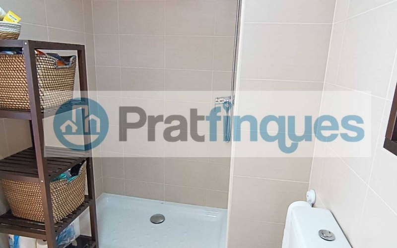 ¡Descubre tu nuevo hogar en El Prat! Te presentamos este espectacular piso de obra seminueva (2013),completamente exterior y lleno de luz natural. Con una superficie útil de 84 m² y 97 m² construidos, este inmueble ofrece un espacio ideal para disfrutar de la comodidad y el estilo. La vivienda cuenta con 3 habitaciones, incluyendo una elegante suite de 12 m² con baño completo (plato de ducha),además de 2 acogedoras habitaciones individuales de 8 m² cada una. El amplio salón-comedor de 22 m² y la cocina independiente de 9 m² son perfectos para compartir momentos inolvidables, ambos con acceso directo a un encantador balcón de 7 m². Disfruta de acabados de calidad, como ventanas de aluminio con rotura de puente térmico y doble cristal, suelos de parqué laminado AC5 en roble y puertas de haya vaporizada. La calefacción de gas natural y el aire acondicionado por splits garantizan tu confort en cualquier época del año. Además, este piso incluye una plaza de parking para coche mediano-grande y moto, así como 2 plazas para bicicletas en una jaula cerrada con llave. La finca cuenta con ascensor, brindando mayor comodidad en tu día a día. Ubicado en una de las zonas más destacadas de El Prat, disfrutarás de un entorno tranquilo, pero a solo unos pasos de Plaza Catalunya. Con fácil acceso a la estación de metro L9 (Cèntric) que te lleva al Aeropuerto y paradas de bus L20 y PR5, la ubicación es inmejorable. ¡No dejes pasar esta oportunidad! Ven a visitar tu futuro hogar y enamórate de cada rincón. ¡Te esperamos! Vivienda de Protección Oficial (VPO) NOTA: De interés para posibles compradores. - Los obtantes a la adquisición y compra del inmuebe, deben estar inscritos en el Registro de l’Agència de l’Habitatge de Catalunya con Protección Oficial. - Deberán destinar el bien como domicilio habitual y permanente. - Que un adquiriente NO supere ingresos anuales de 69.759€ - Para dos adquirientes (compradores) NO superar ingresos anuales de 71.916€  Desde Pratfinques, te realizamos todos los trámites de la compraventa y a la obtención de la financiación hipotecaria, liquidación de los impuestos y, inscripción registral. -              El precio de venta del inmueble, no incluye impuestos ni tasas. (ITPAJD) -              La plusvalía (Impuesto sobre el Incremento de Valor de los Terrenos Urbanos) es a cargo del vendedor. -              En Pratfinques, NO COBRAMOS LOS HONORARIOS AL COMPRADOR, están incluidos en el precio de venta publicado.