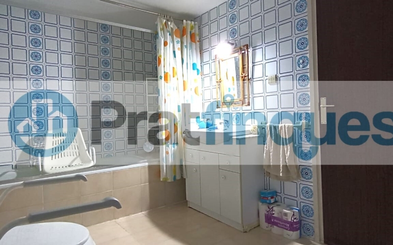 ¡Descubre el potencial de este amplio piso en El Prat de Llobregat! Con una superficie útil de 93 m² en una construcción total de 106 m², esta vivienda ofrece un sinfín de posibilidades para personalizarla a tu gusto. Ubicada en una primera planta con ascensor y acceso adaptado, es ideal para quienes buscan comodidad y accesibilidad. Dispone de tres habitaciones, dos de ellas dobles, un salón comedor de 24 m² con salida a un balcón perfecto para disfrutar del aire libre, y una cocina independiente que conecta con una galería y un patio de luces de uso exclusivo. El baño completo de 8 m² y el aseo de cortesía aseguran el confort diario. Además, tendrás derecho al uso y disfrute del patio interior, un espacio adicional que suma valor a este inmueble. Situado en una zona abastecida con todos los servicios necesarios, estarás cerca de la emblemática Plaza Catalunya, con fácil acceso a las principales vías de entrada y salida de la ciudad. La proximidad a centros educativos y deportivos, así como a zonas verdes, hacen de esta ubicación una opción perfecta para familias y amantes de la vida activa. ¡No pierdas la oportunidad de transformar este piso en tu hogar ideal! Centros de estudios Infantiles, primaria y secundaria (Guardería La Blaveta – Institut Escola Pepa Colomer – Escola galileo Galilei – Institut Ribera Baixa) Cerca de zonas verdes y centros deportivos Sagnier. Desde Pratfinques, te realizamos todos los trámites de la compraventa y a la obtención de la financiación hipotecaria, liquidación de los impuestos y, inscripción registral. -              El precio de venta del inmueble, no incluye impuestos ni tasas. (ITPADJ) -              La plusvalía (Impuesto sobre el Incremento de Valor de los Terrenos Urbanos) es a cargo del vendedor.